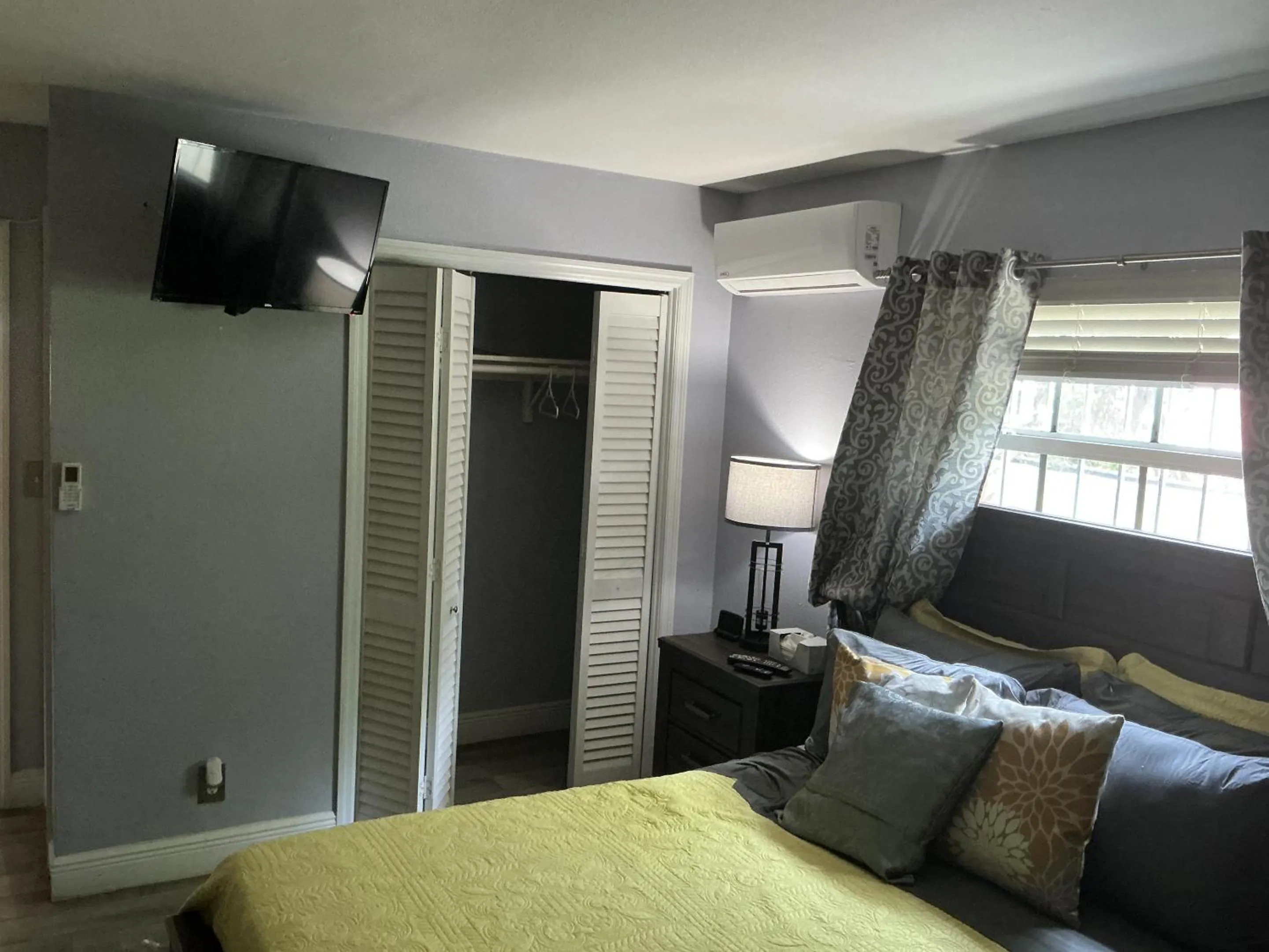 Bedroom, Bed in Jubilee Gardens Freeport