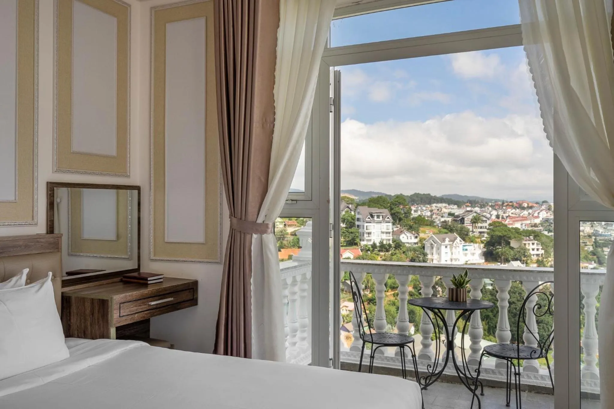 Bed in New Life Hotel - Da Lat