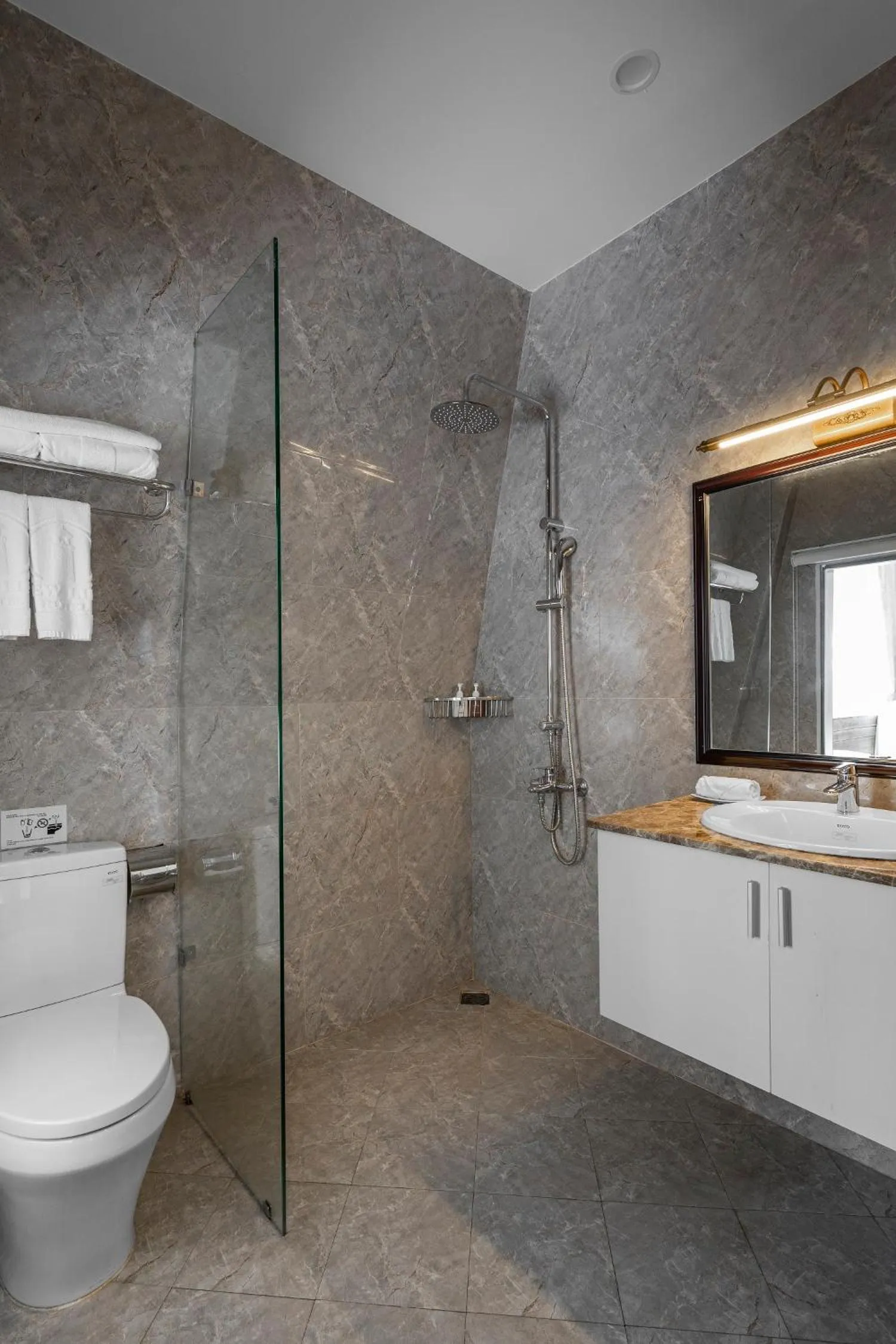 Toilet in New Life Hotel - Da Lat