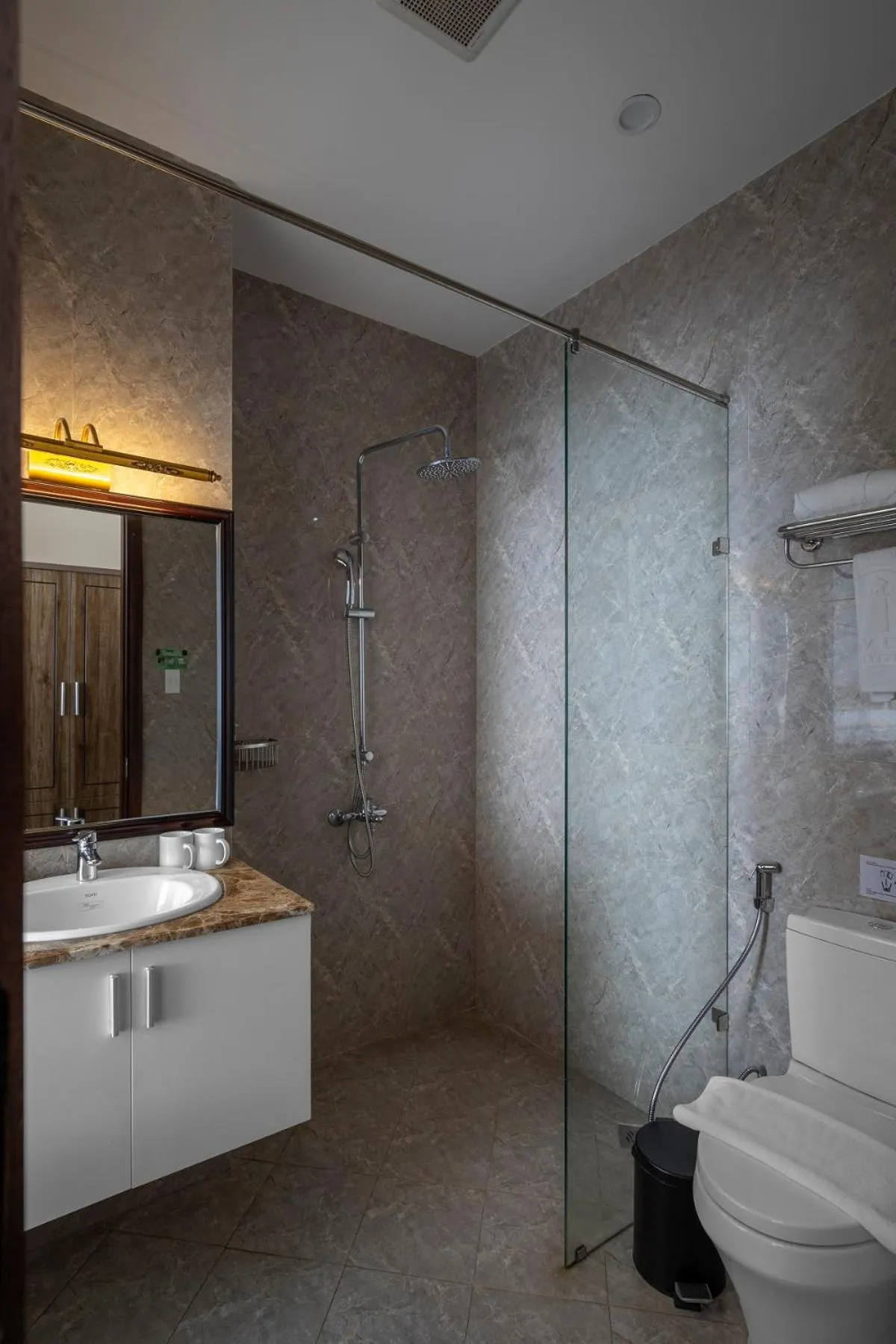 Shower in New Life Hotel - Da Lat