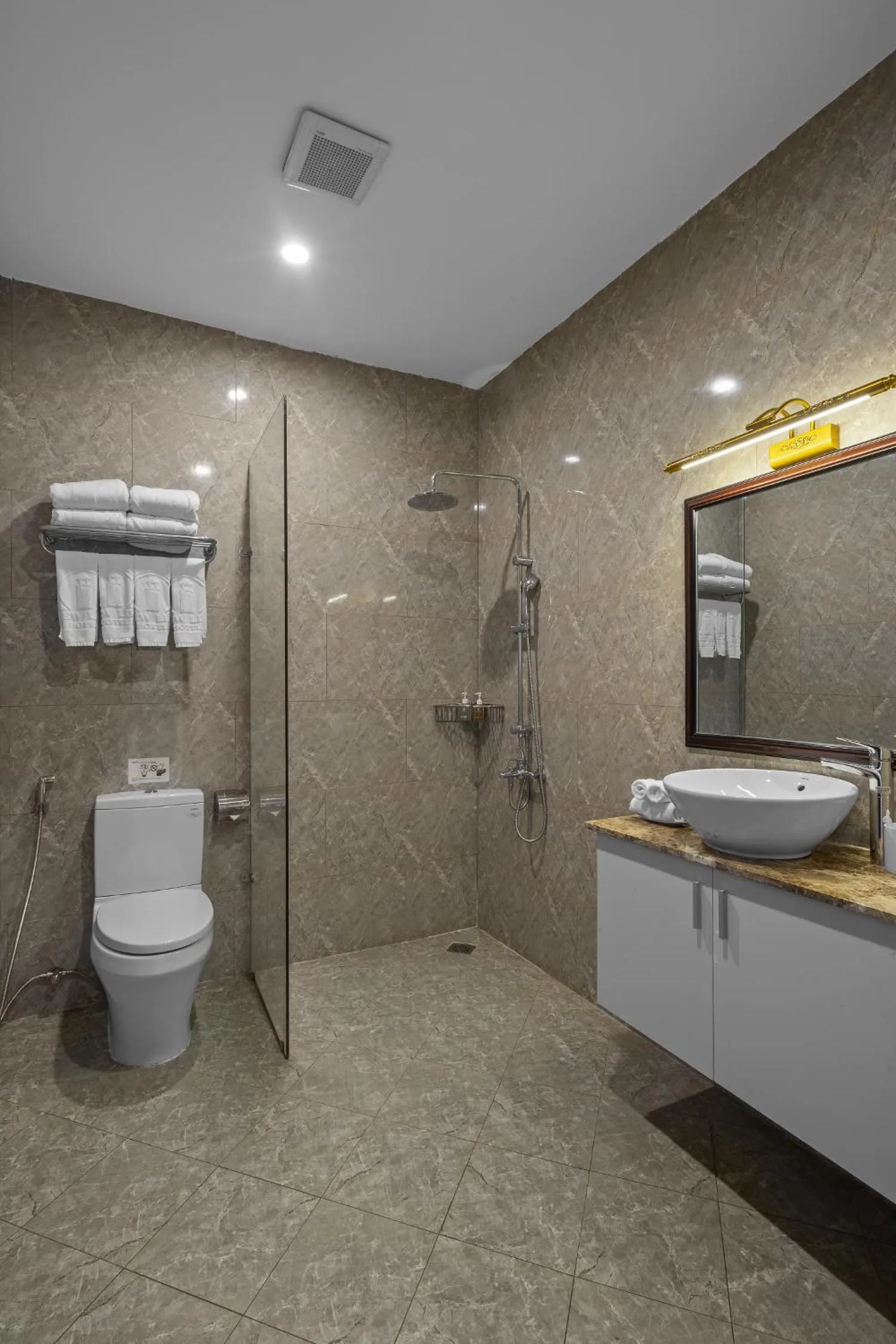 Toilet in New Life Hotel - Da Lat