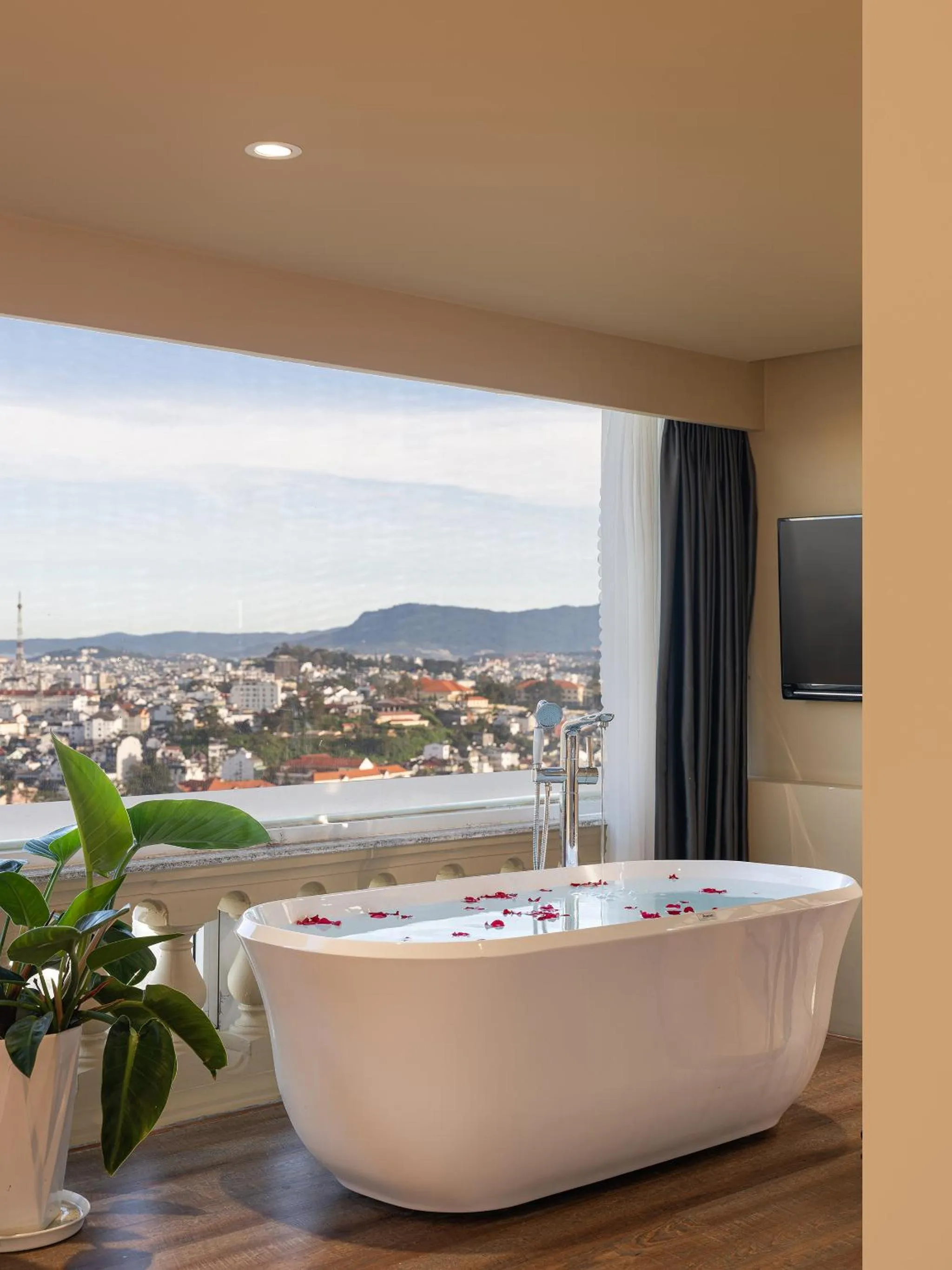 Bath in New Life Hotel - Da Lat