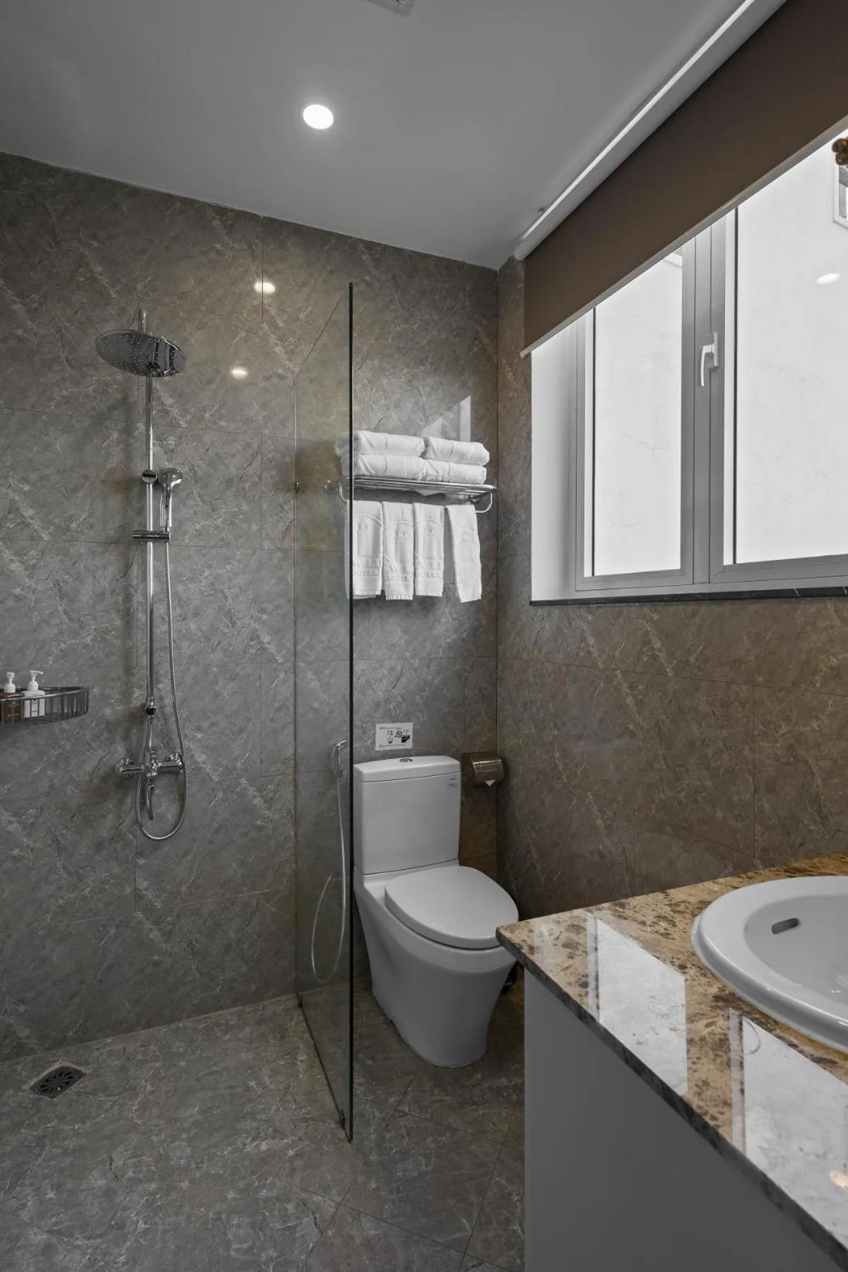 Toilet in New Life Hotel - Da Lat