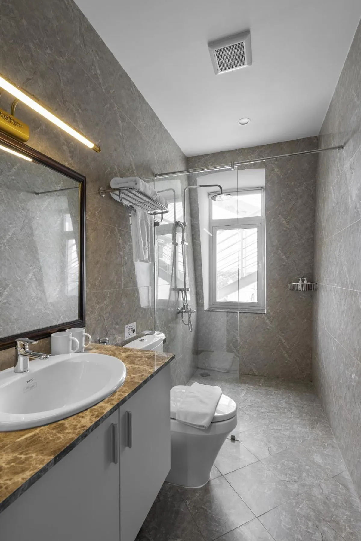 Toilet in New Life Hotel - Da Lat