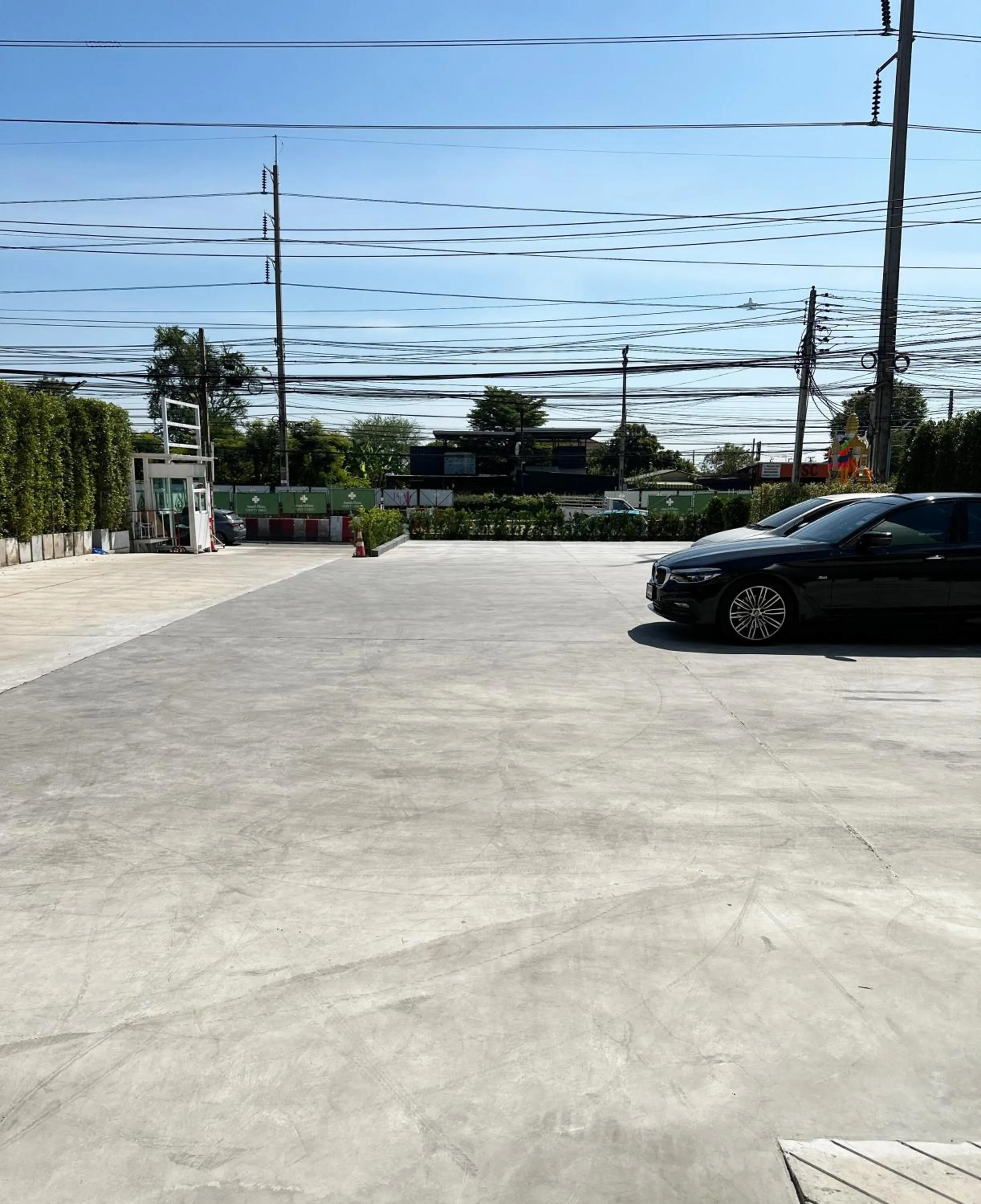 Parking in Golden Nest Hotel Suvarnabhumi