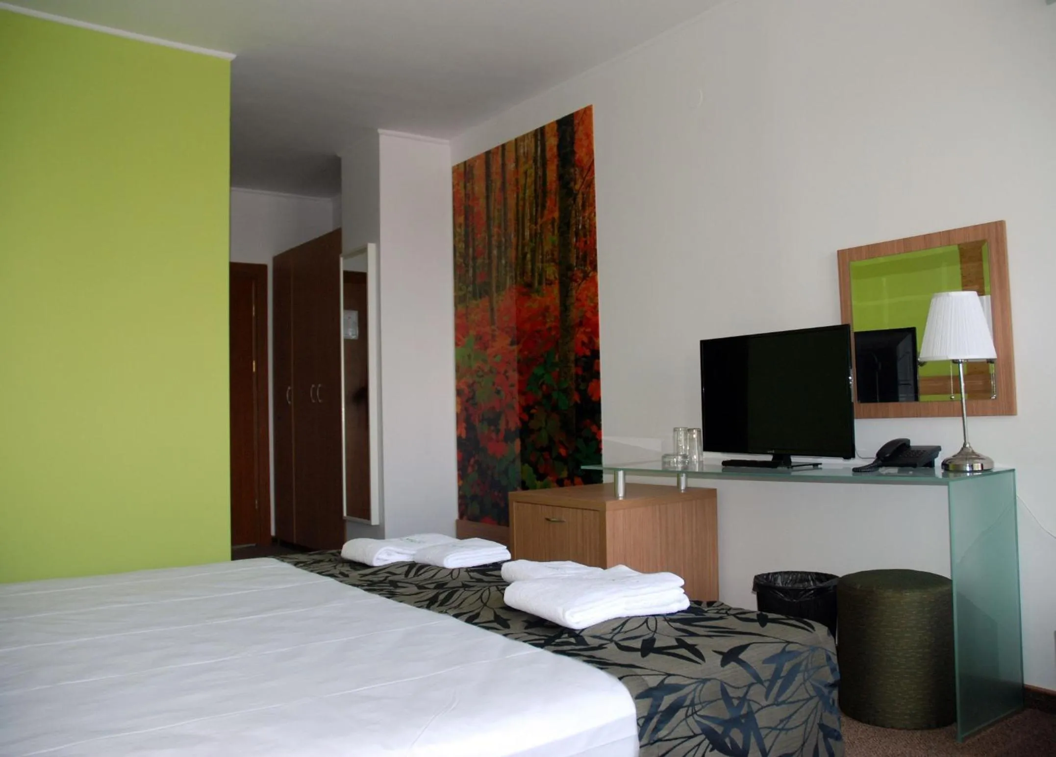 Shower, Bed in Green Hisar Hotel Family