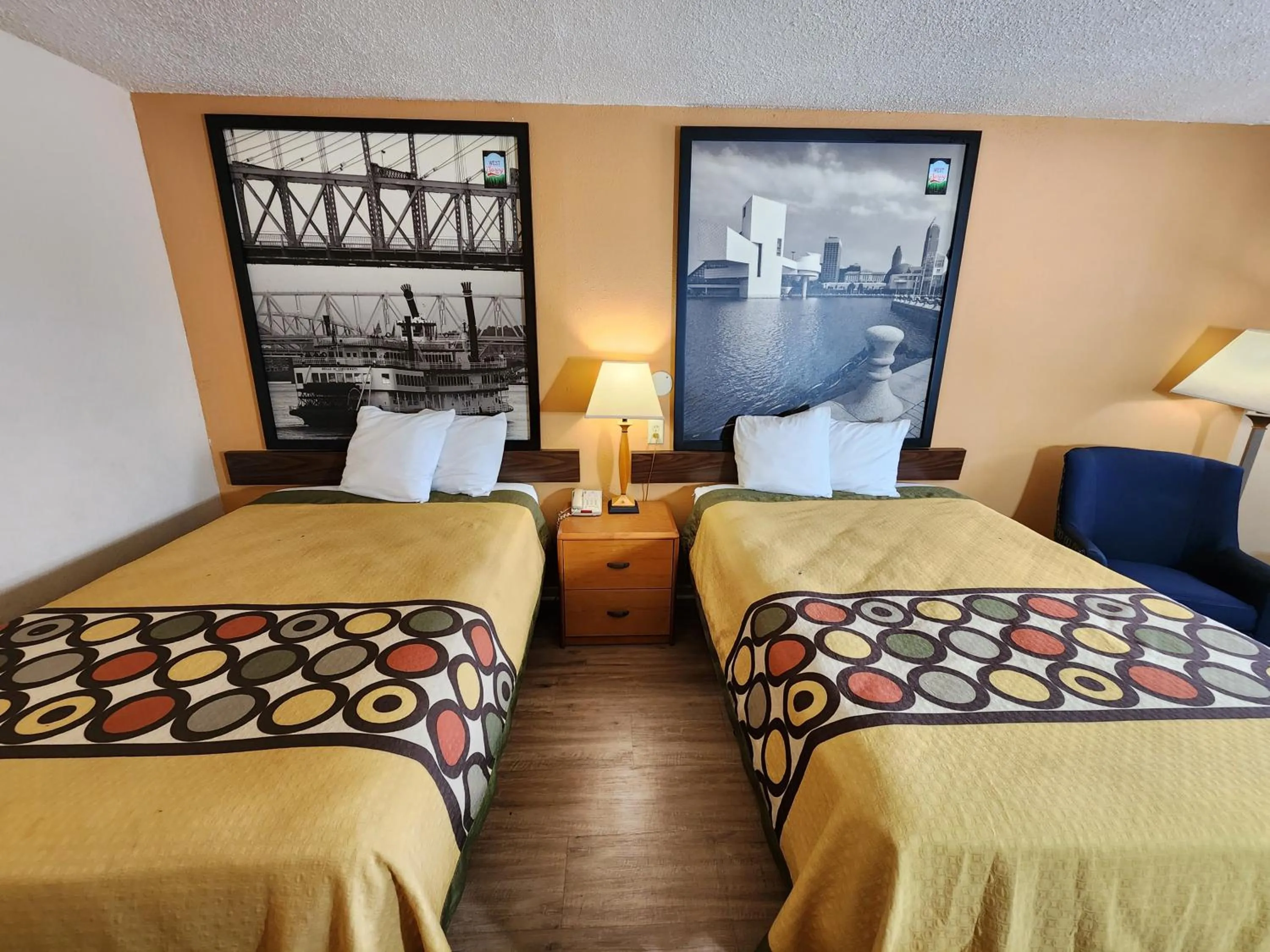 Bed in WestSpring Inn - Westlake Cleveland