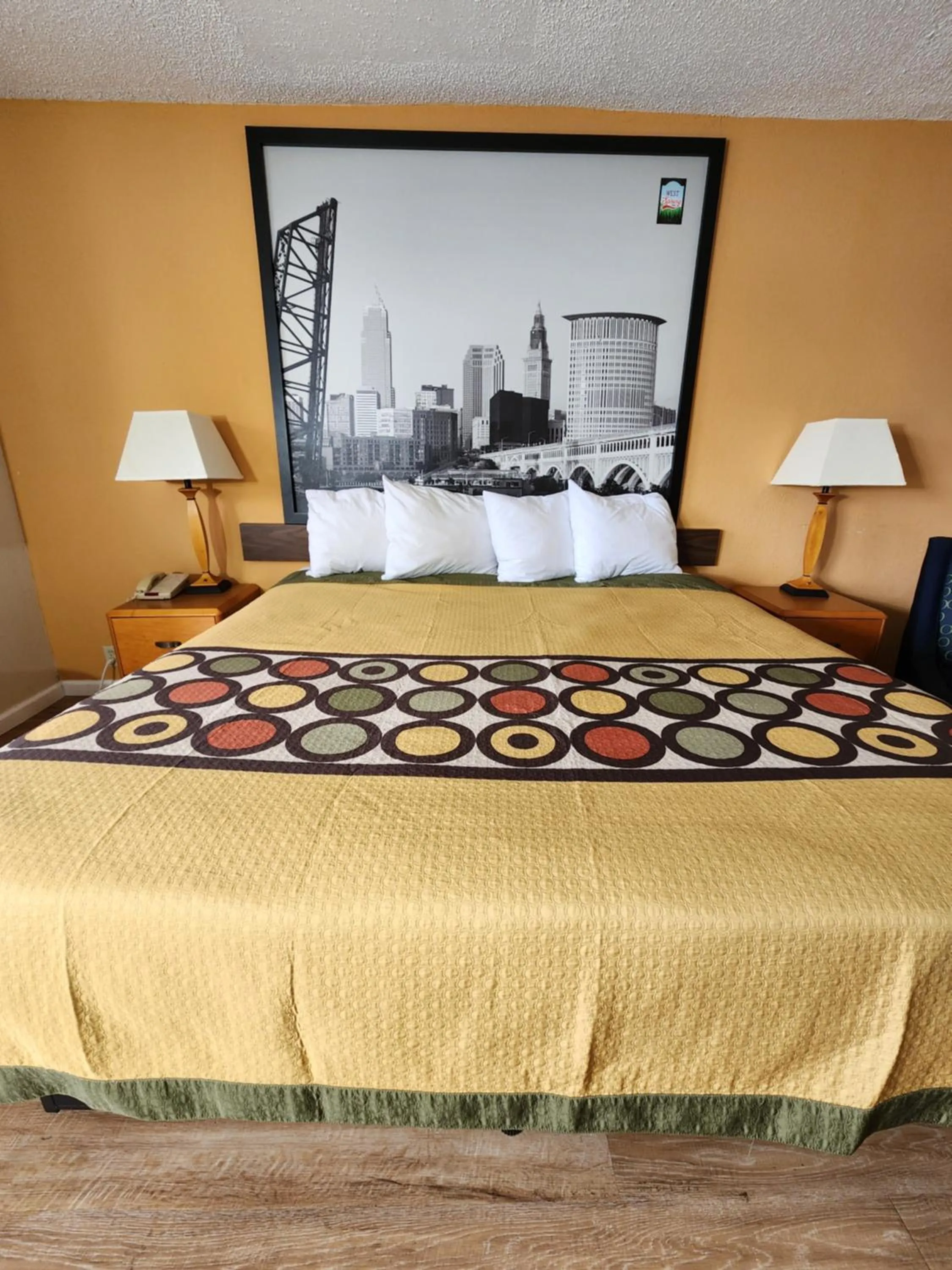 Bed in WestSpring Inn - Westlake Cleveland