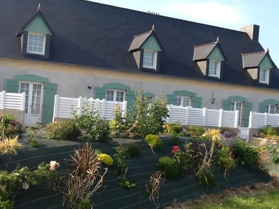 Facade/entrance in Gîtes du Ménez-Hom