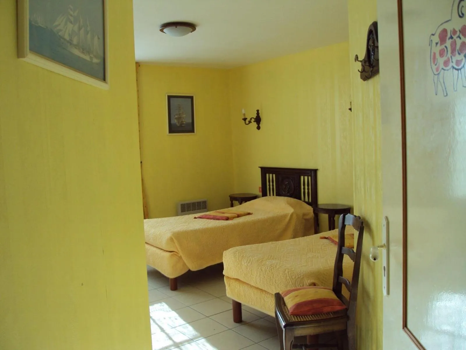 Bed in Gîtes du Ménez-Hom