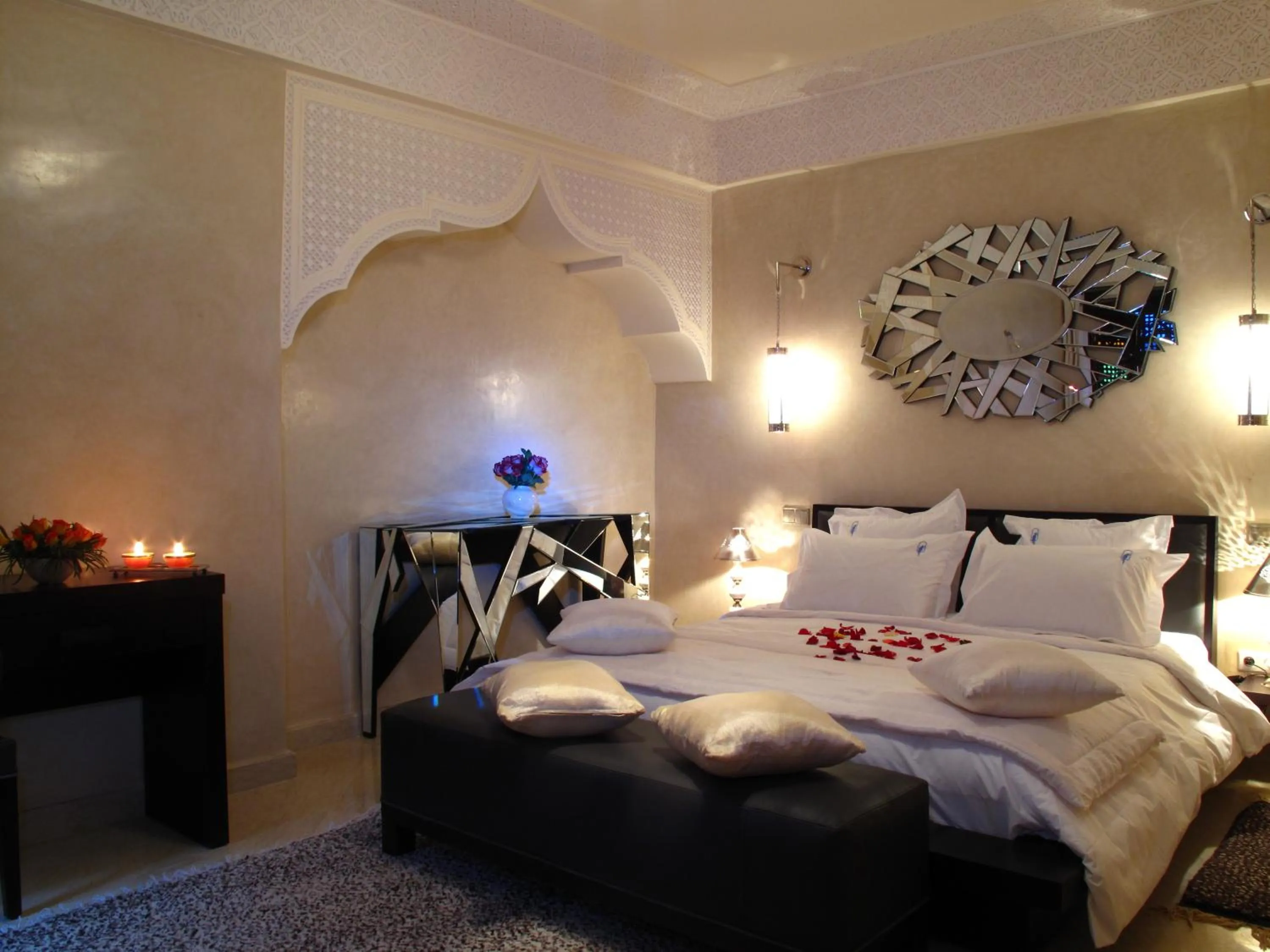 Photo of the whole room, Bed in Riad Le Perroquet Bleu Suites & Spa