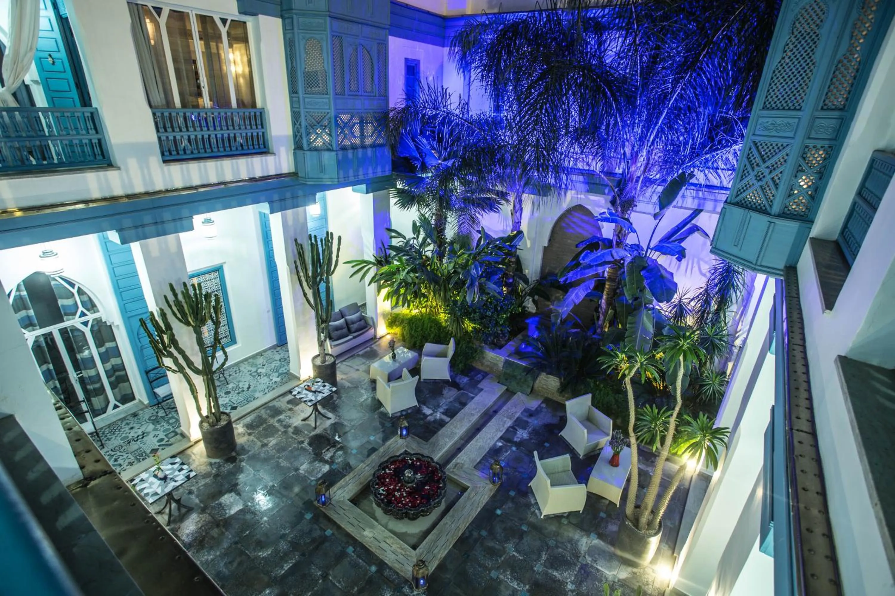 Patio in Riad Le Perroquet Bleu Suites & Spa