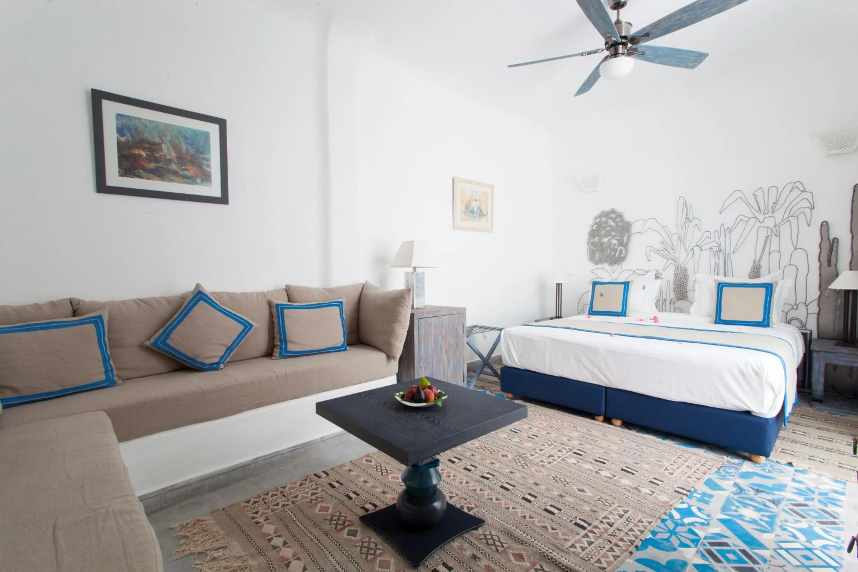 Photo of the whole room, Bed in Riad Le Perroquet Bleu Suites & Spa