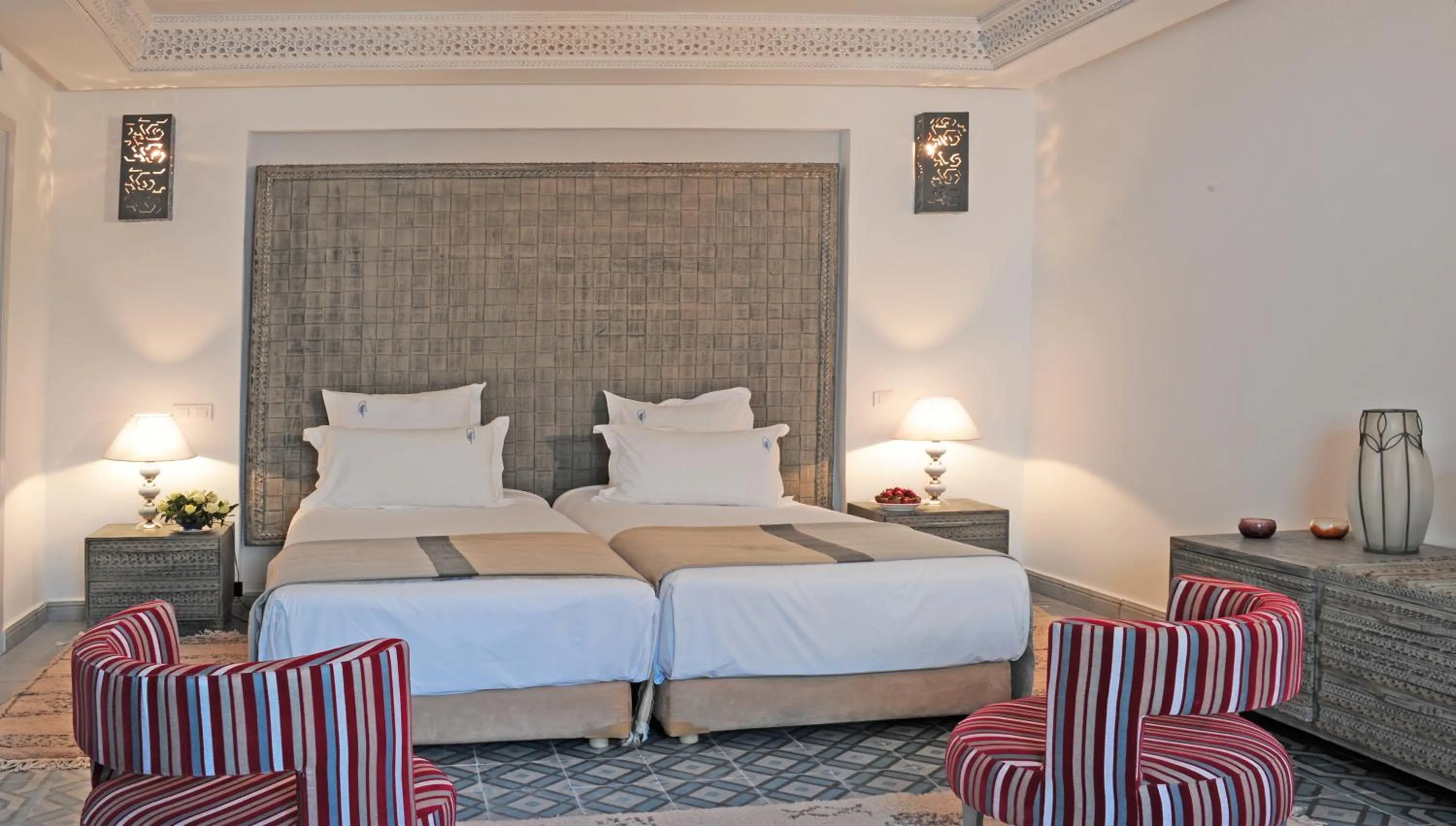 Photo of the whole room, Bed in Riad Le Perroquet Bleu Suites & Spa