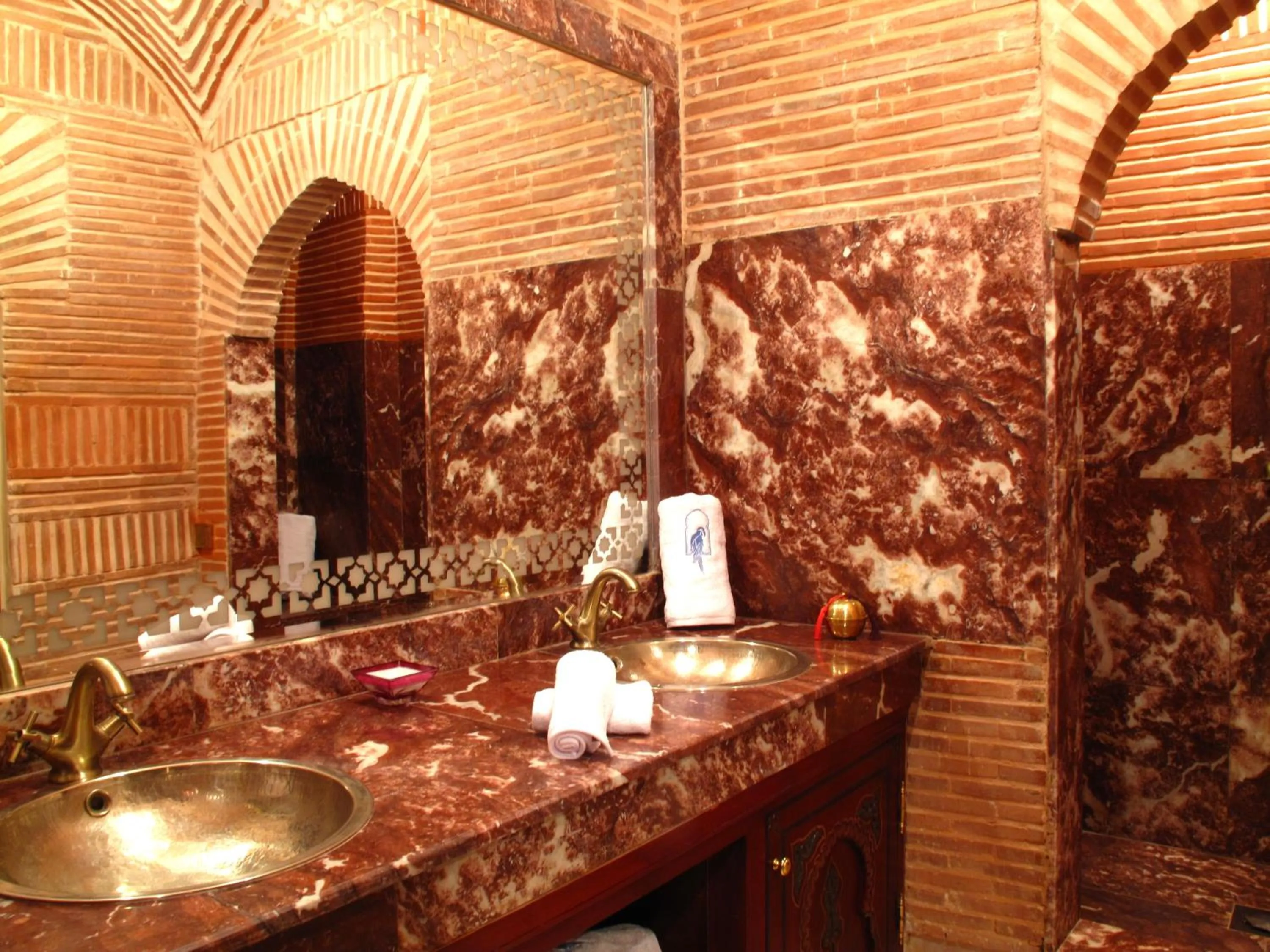 Bathroom in Riad Le Perroquet Bleu Suites & Spa