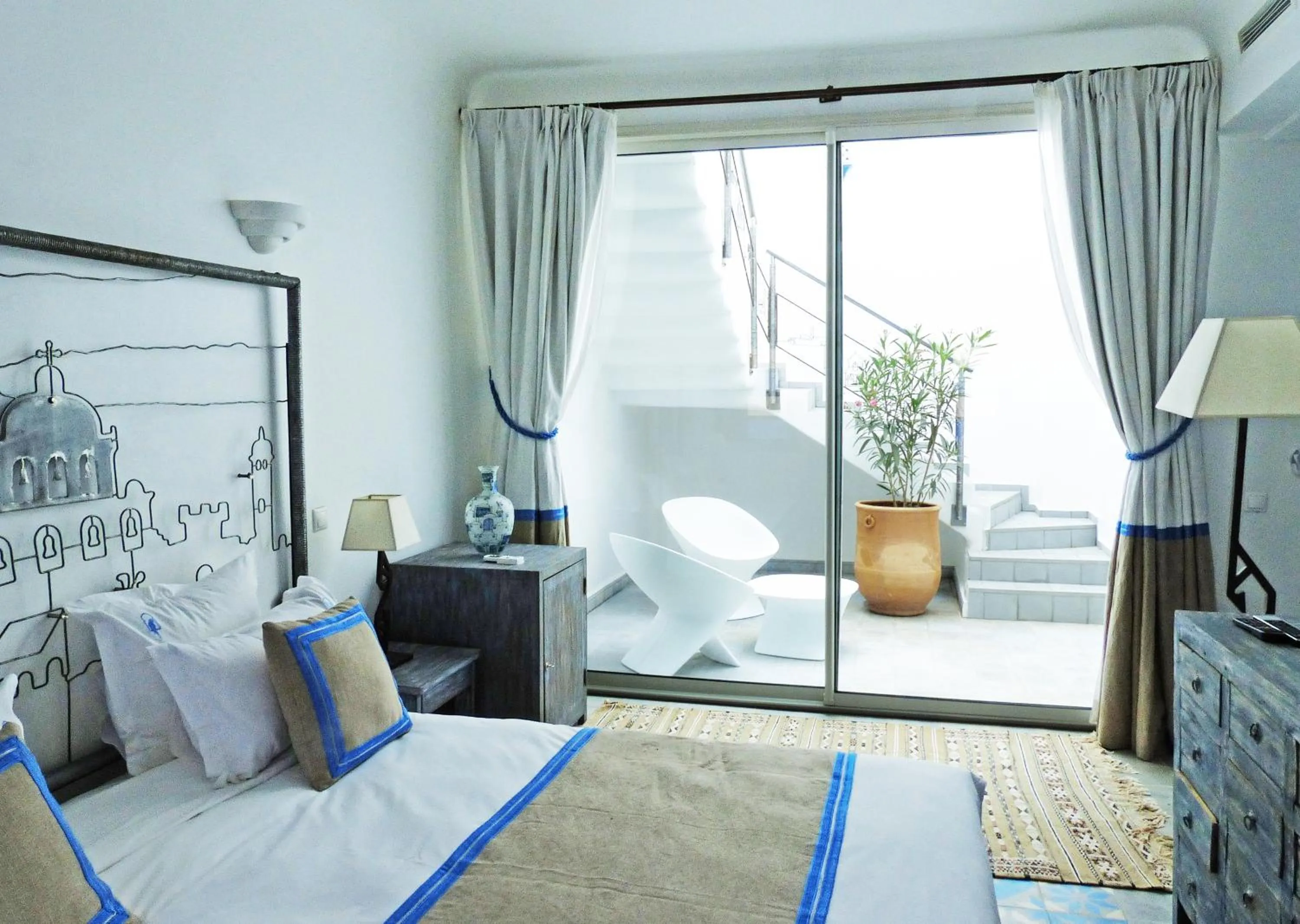 Photo of the whole room, Bed in Riad Le Perroquet Bleu Suites & Spa