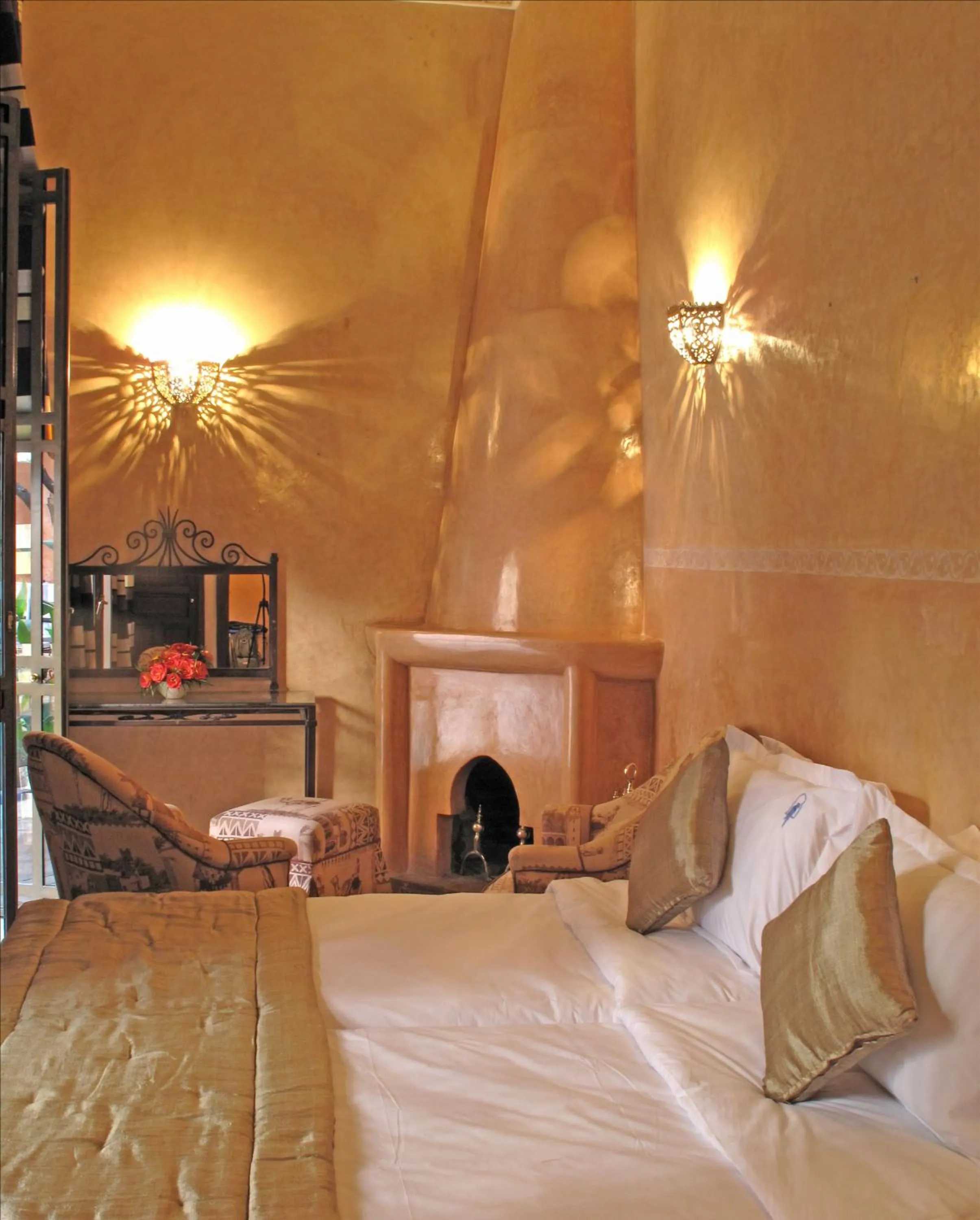 Bed in Riad Le Perroquet Bleu Suites & Spa