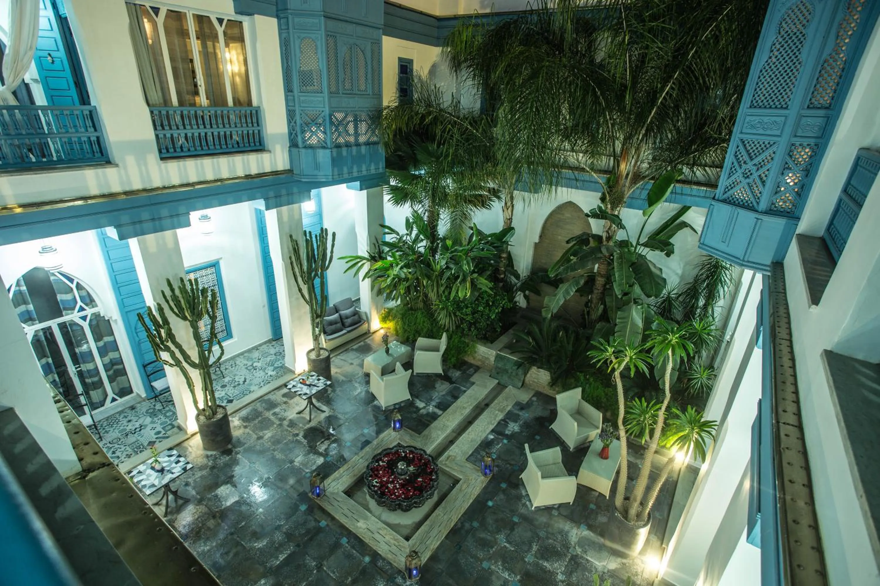 Patio in Riad Le Perroquet Bleu Suites & Spa
