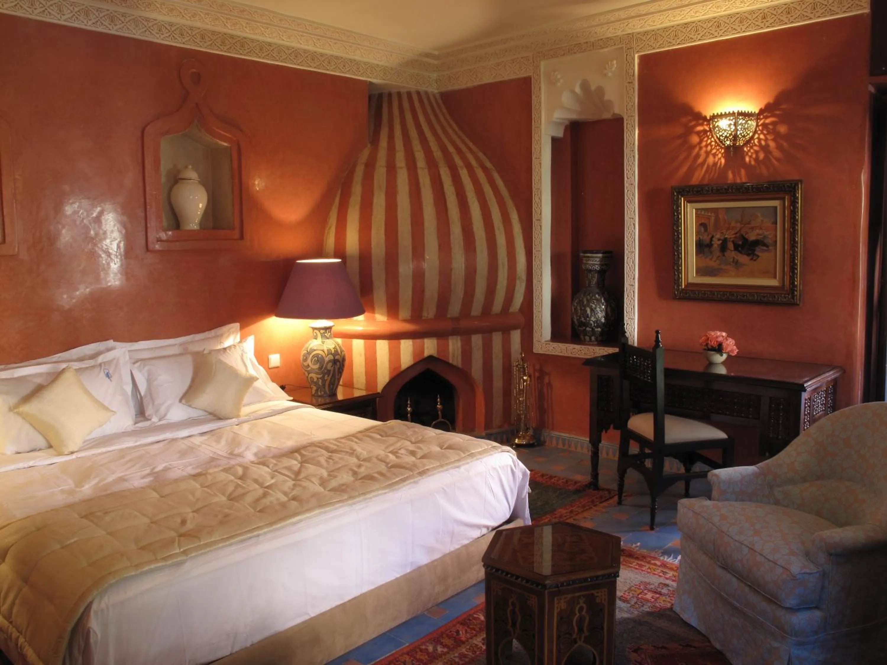 Photo of the whole room, Bed in Riad Le Perroquet Bleu Suites & Spa