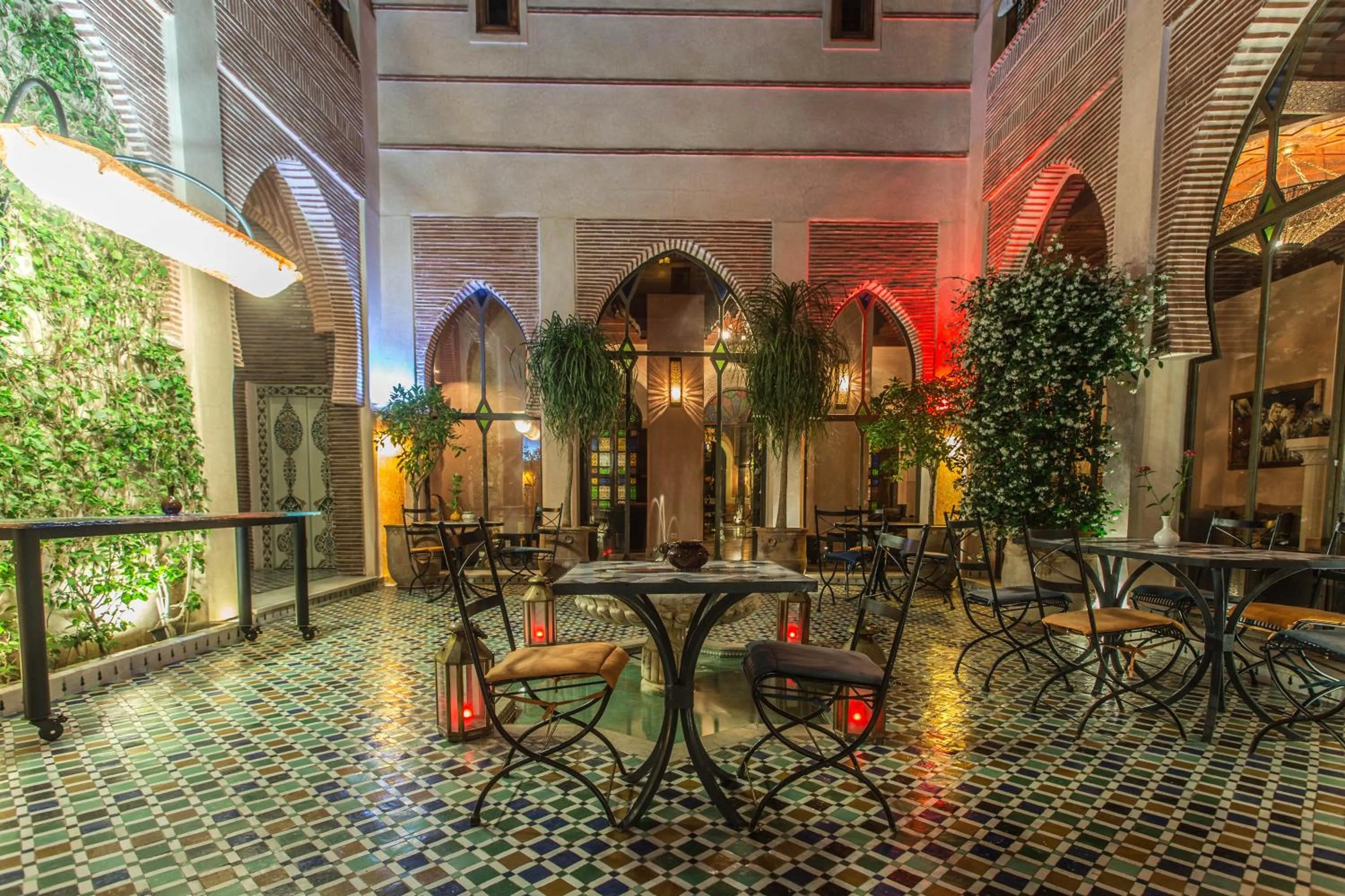 Patio in Riad Le Perroquet Bleu Suites & Spa