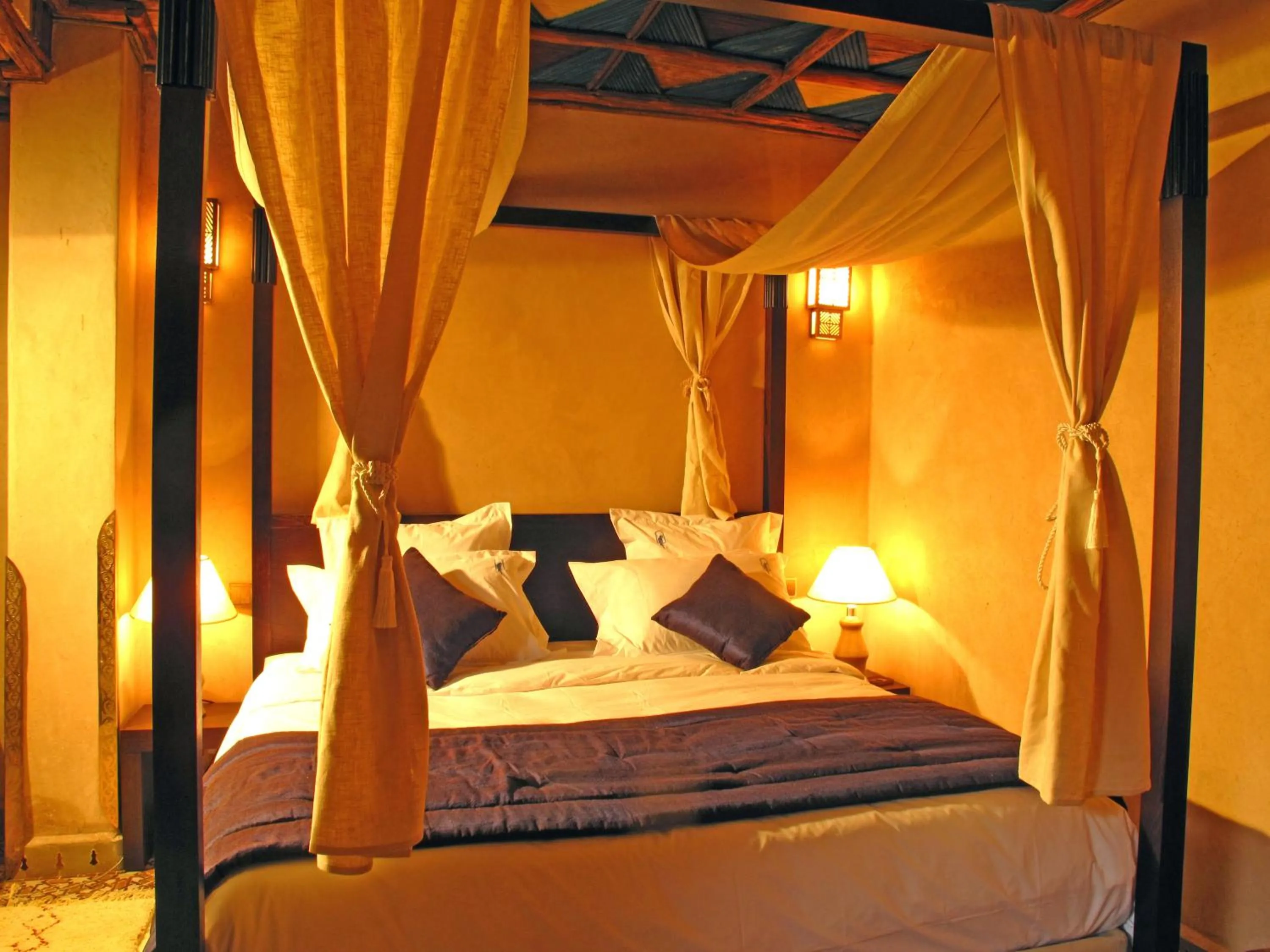 Bed in Riad Le Perroquet Bleu Suites & Spa