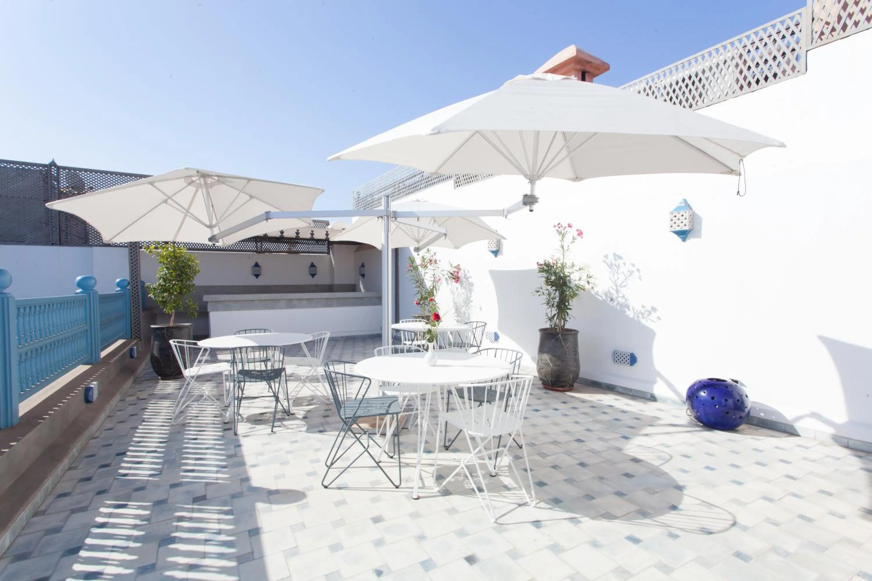Patio in Riad Le Perroquet Bleu Suites & Spa