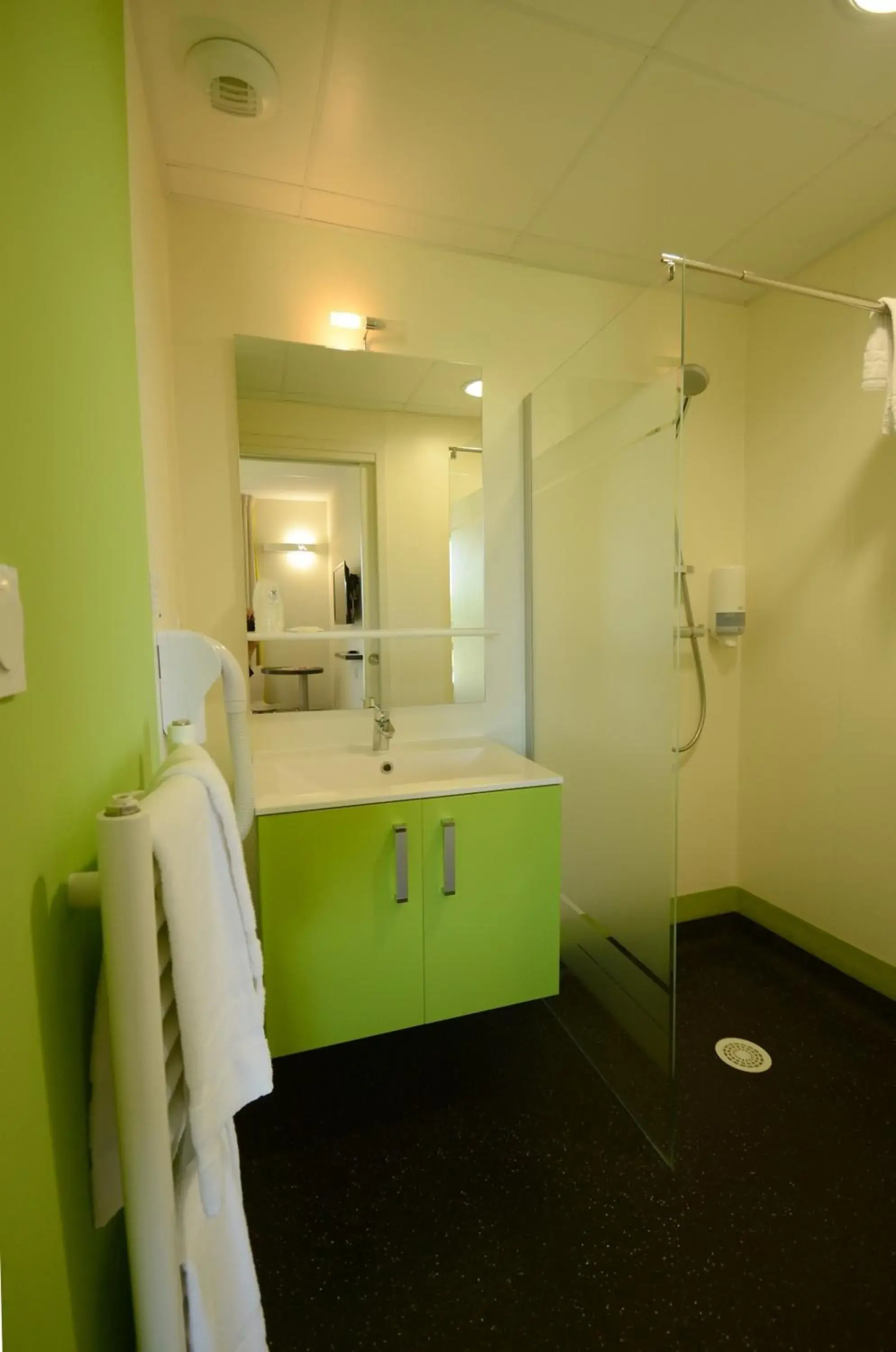 Triple Room in The Originals City, Hôtel La Verriaire, Cholet Sud Triple Room in The Originals City, Hôtel La Verriaire, Cholet Sud