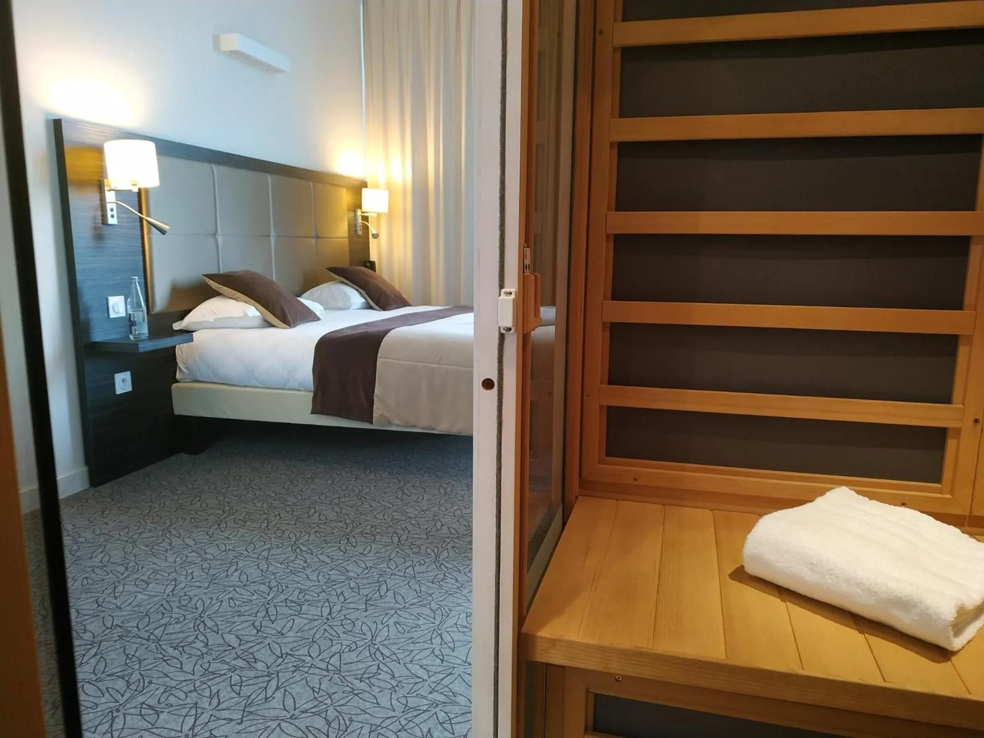 Sauna, Bed in Hôtel la Verriaire - The Originals