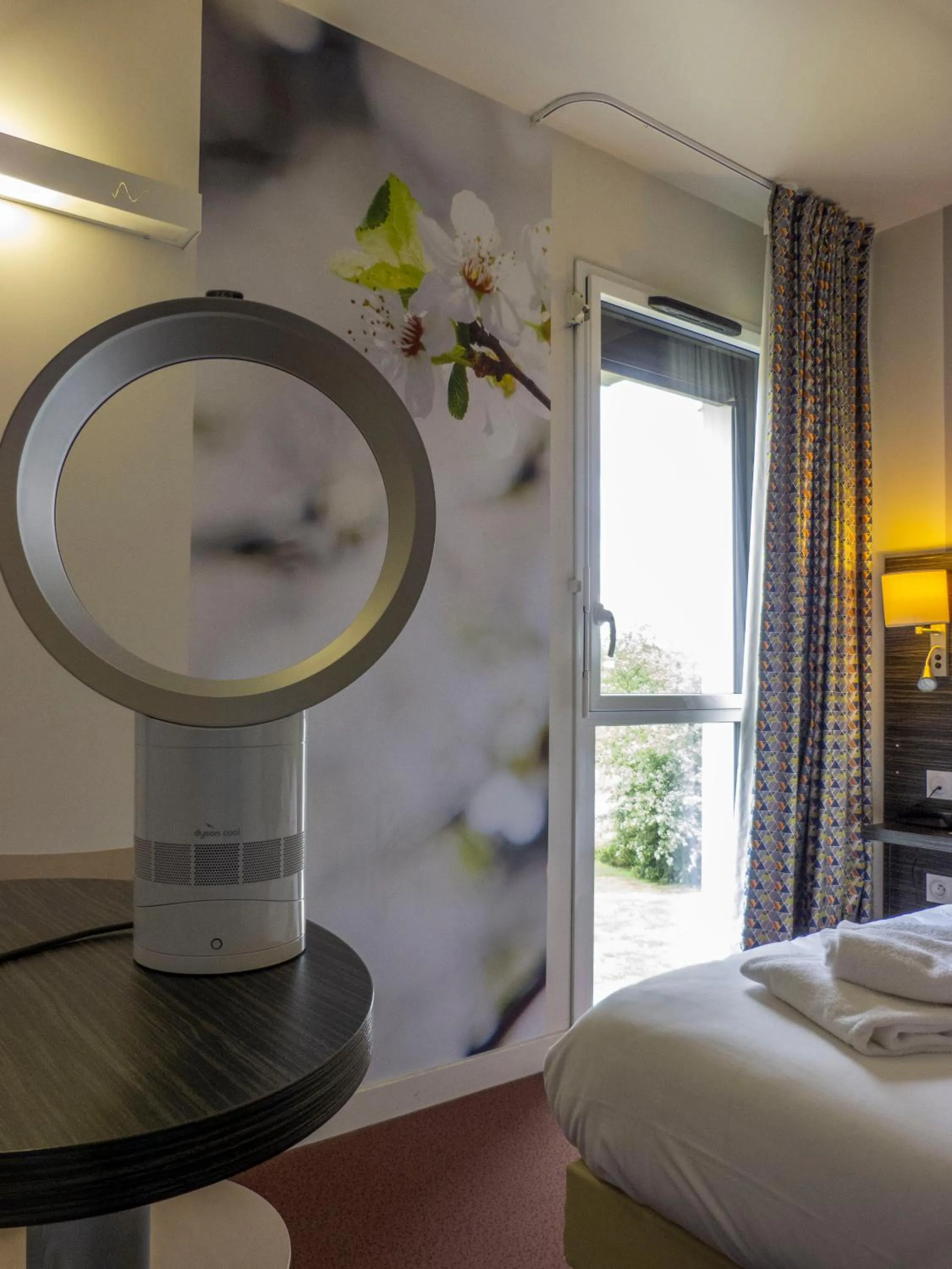 Bedroom, Bed in Hôtel la Verriaire - The Originals