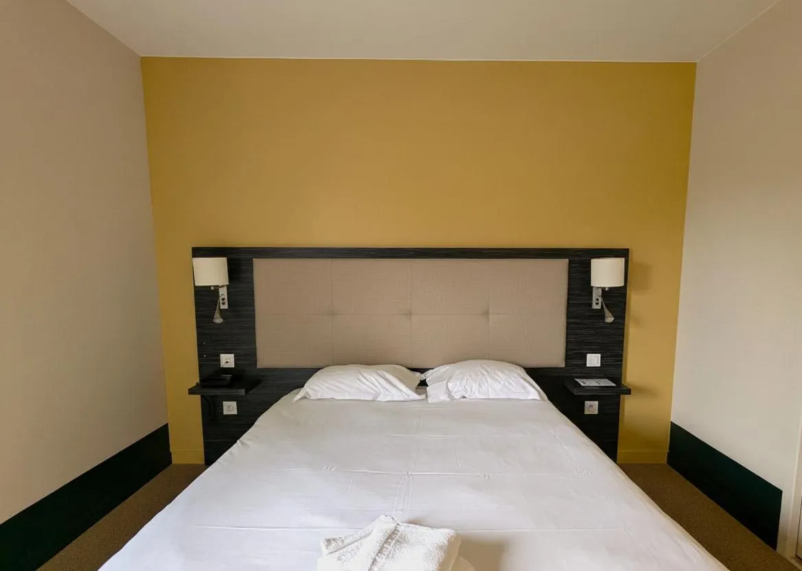 Bedroom, Bed in The Originals City, Hôtel La Verriaire, Cholet Sud