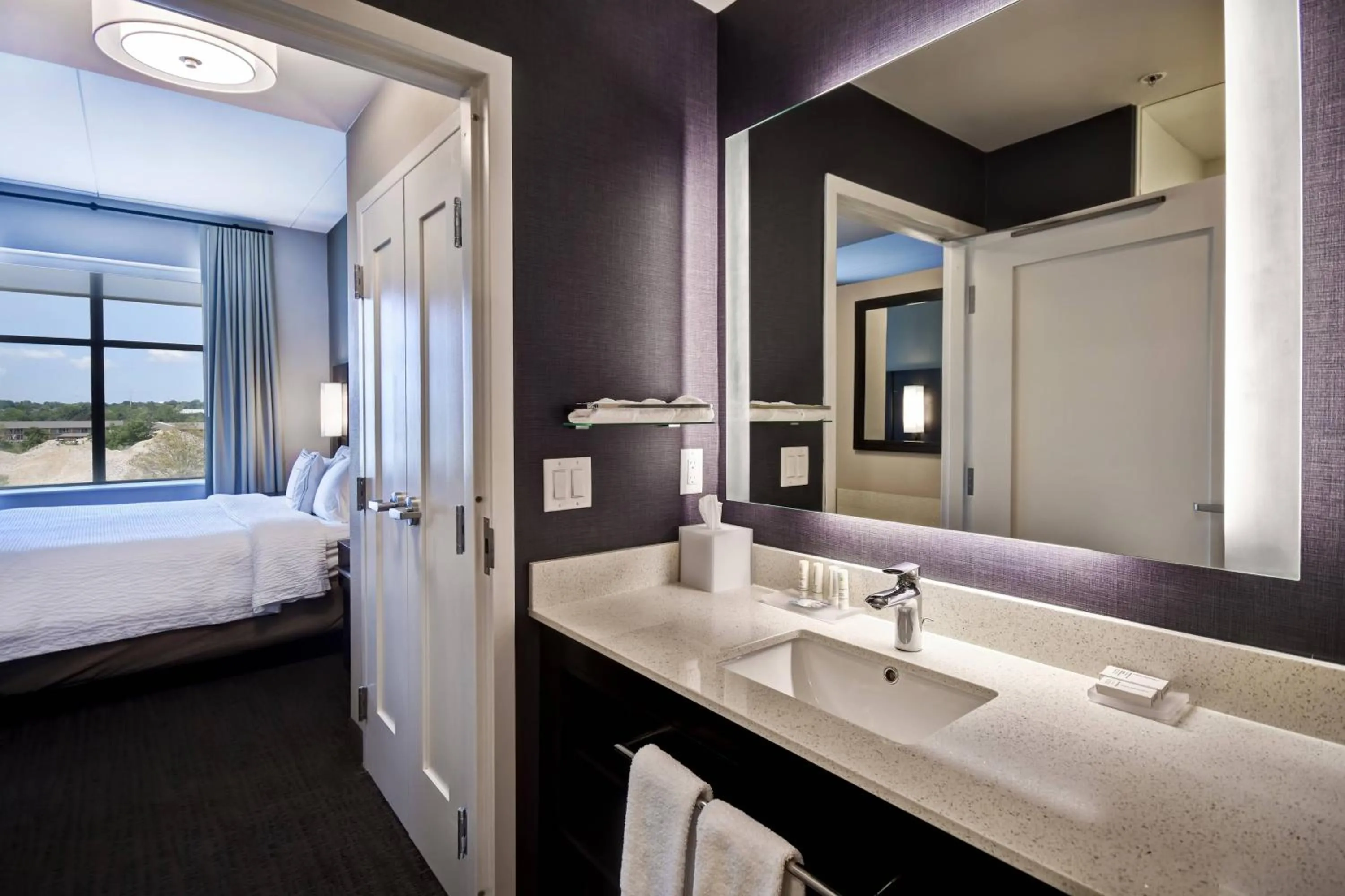 Bathroom, Bed in Residence Inn by Marriott Cincinnati Northeast/Mason