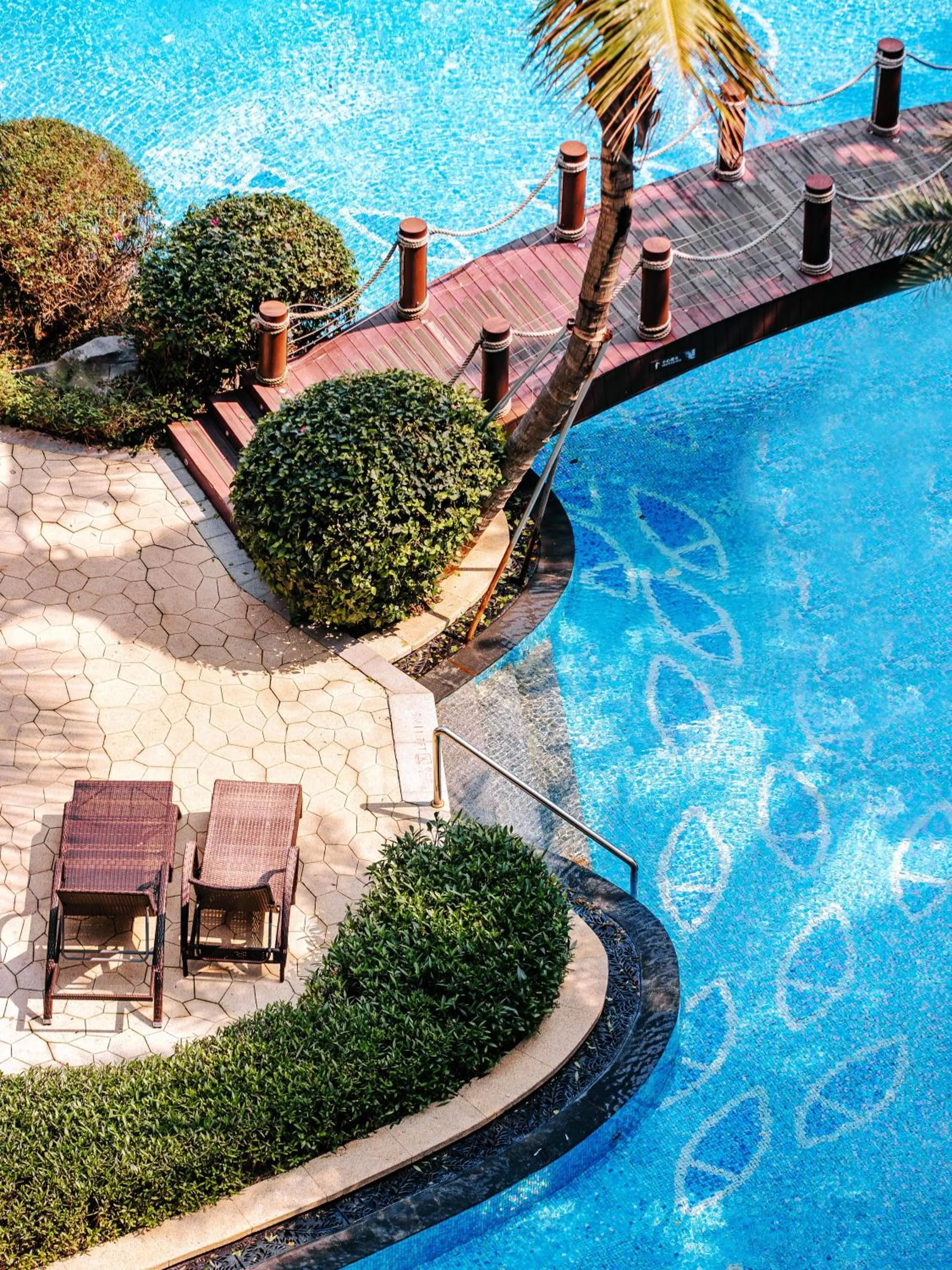 Swimming pool in DoubleTree by Hilton Shanwei