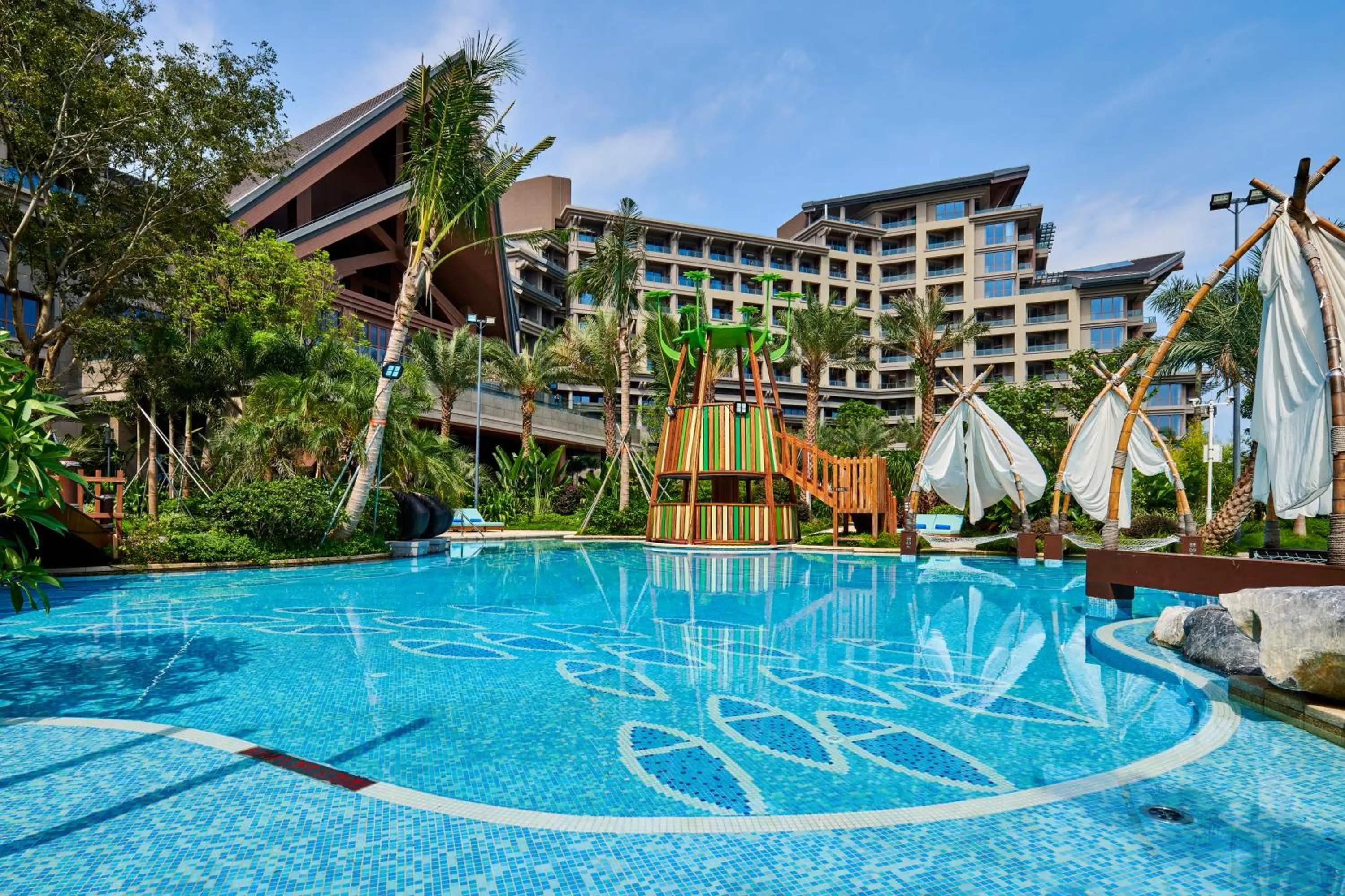 Swimming pool in DoubleTree by Hilton Shanwei