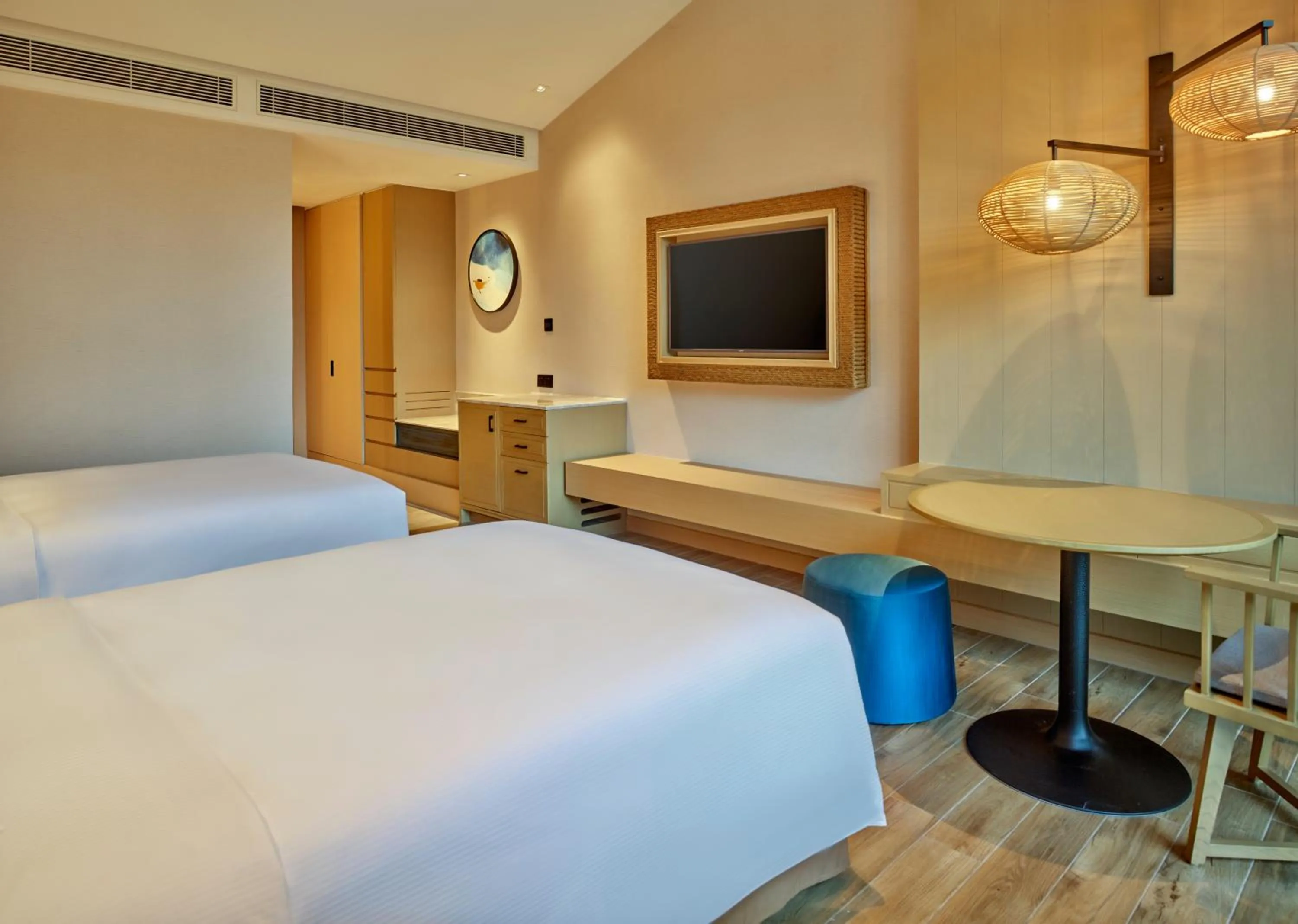 Photo of the whole room, Bed in DoubleTree by Hilton Shanwei