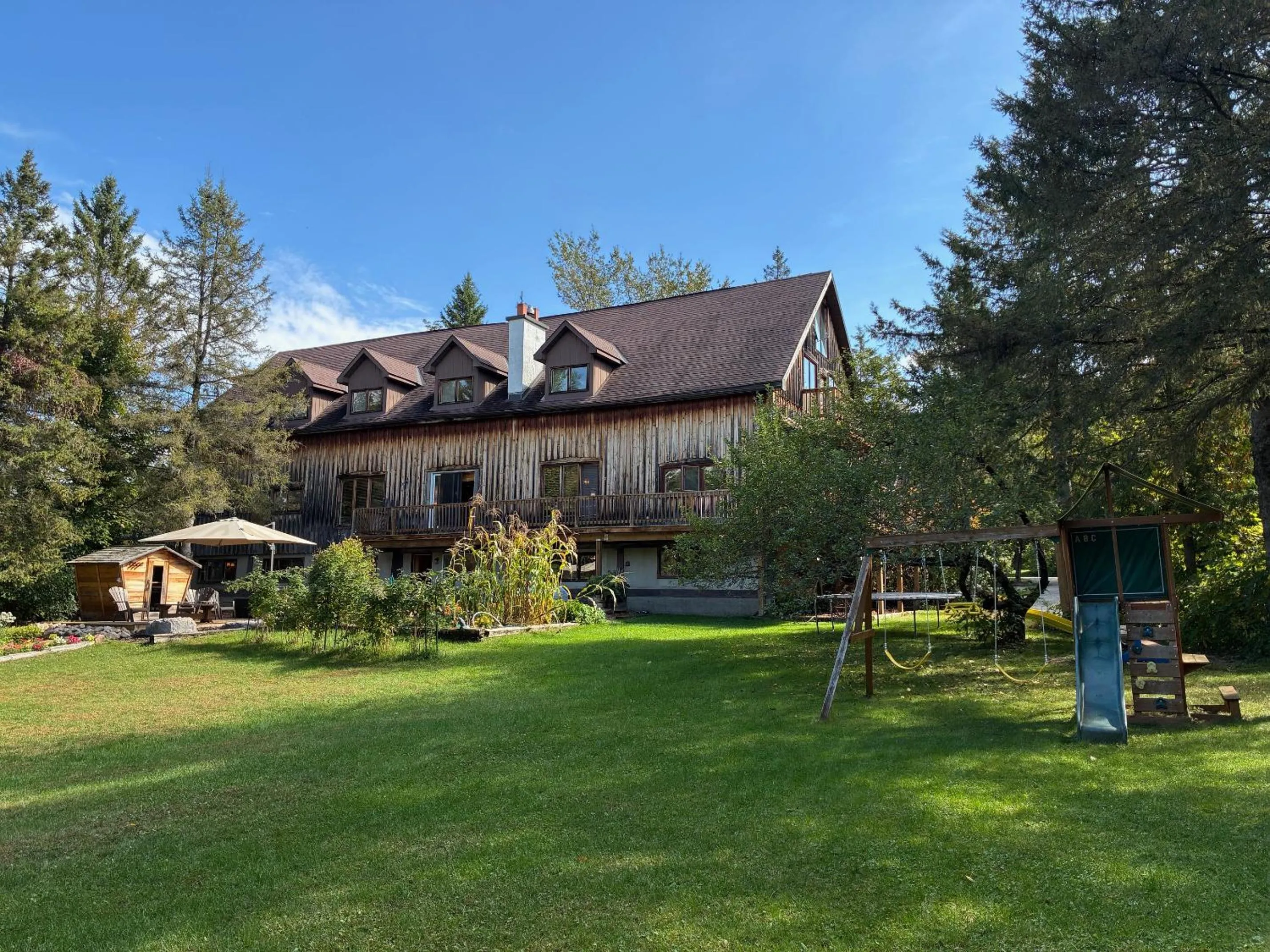 Children play ground in La Grange Country Inn