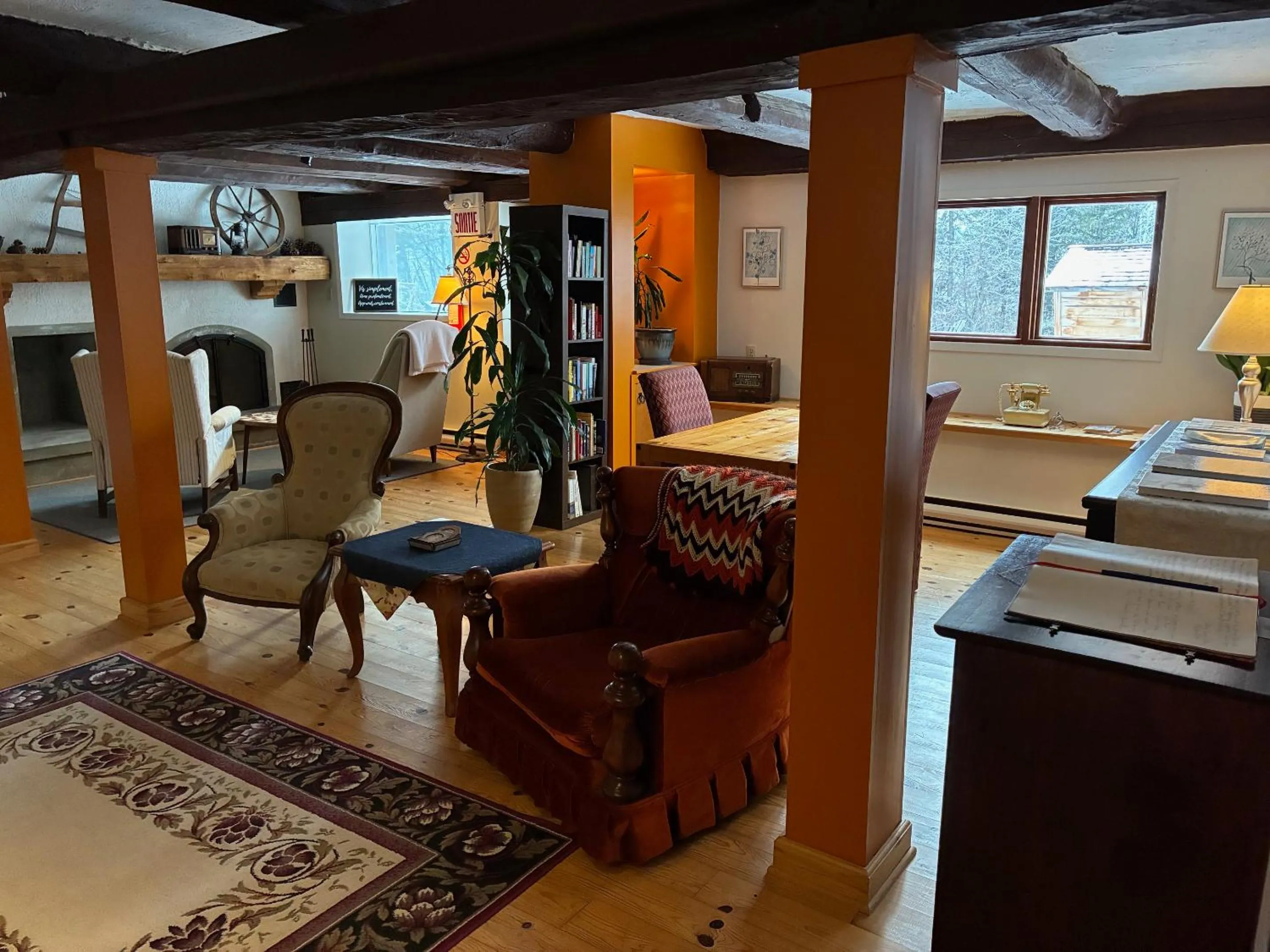 Communal lounge/ TV room in La Grange Country Inn