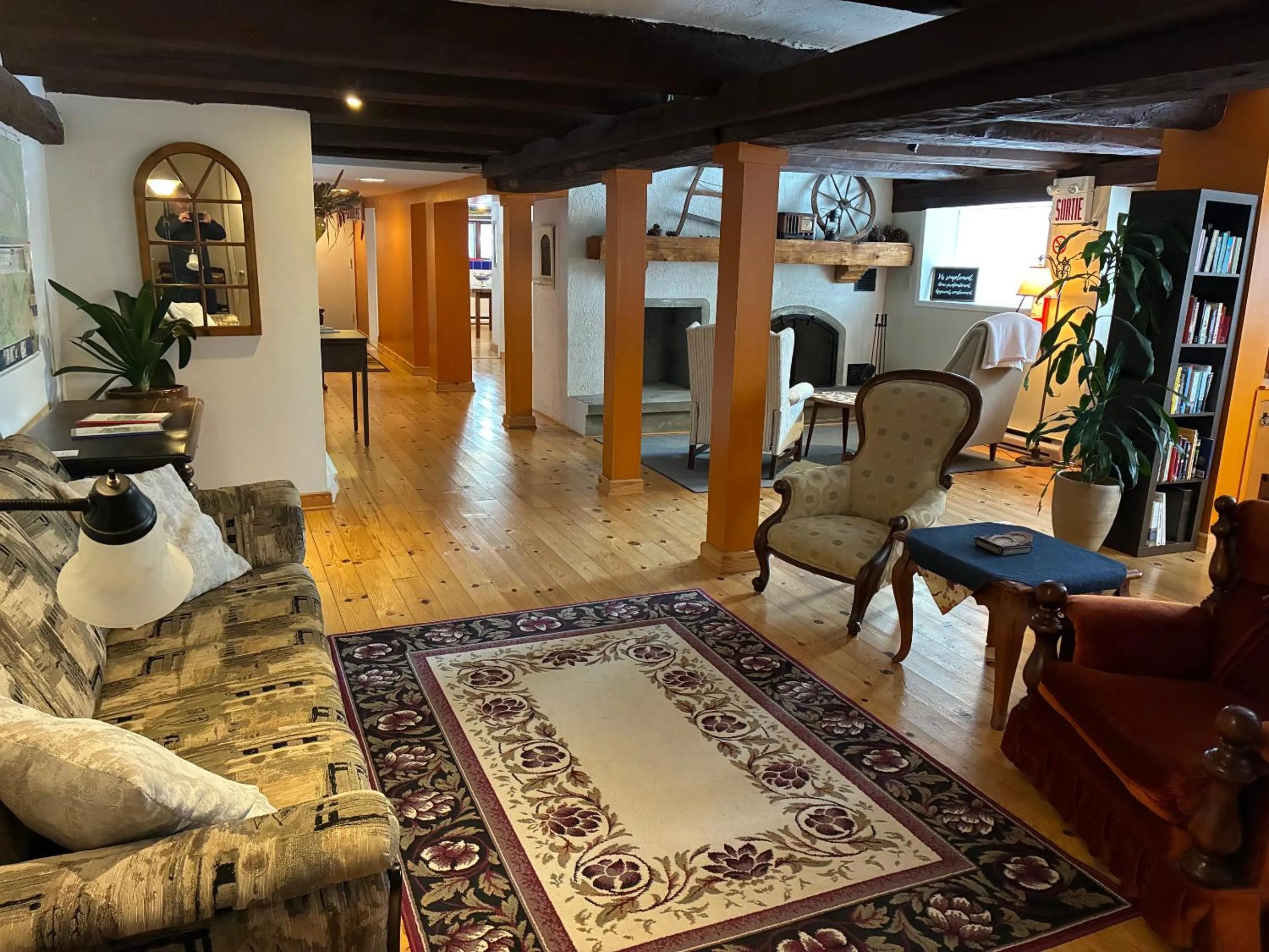 Communal lounge/ TV room in La Grange Country Inn