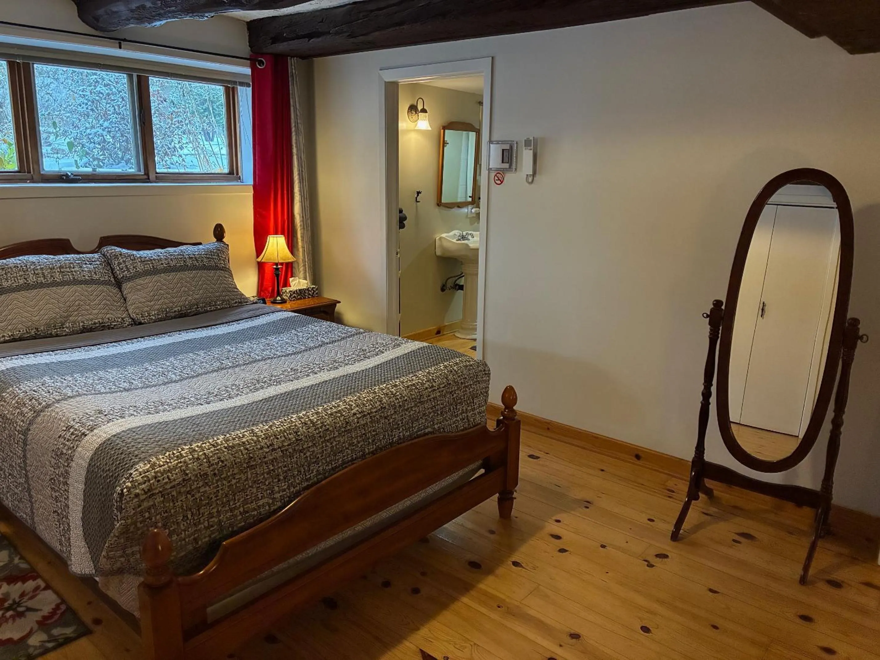 Bathroom, Bed in La Grange Country Inn
