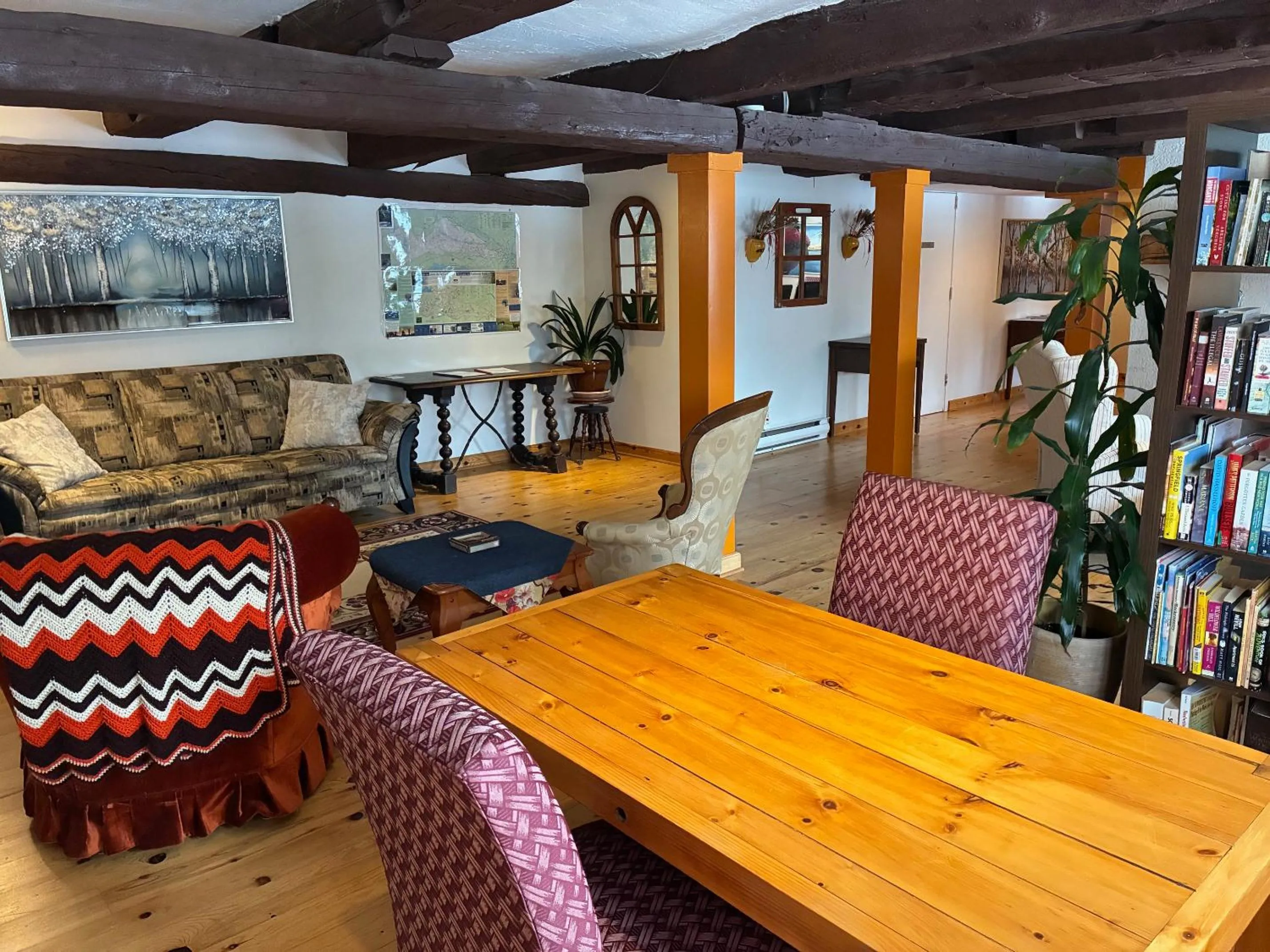 Communal lounge/ TV room in La Grange Country Inn