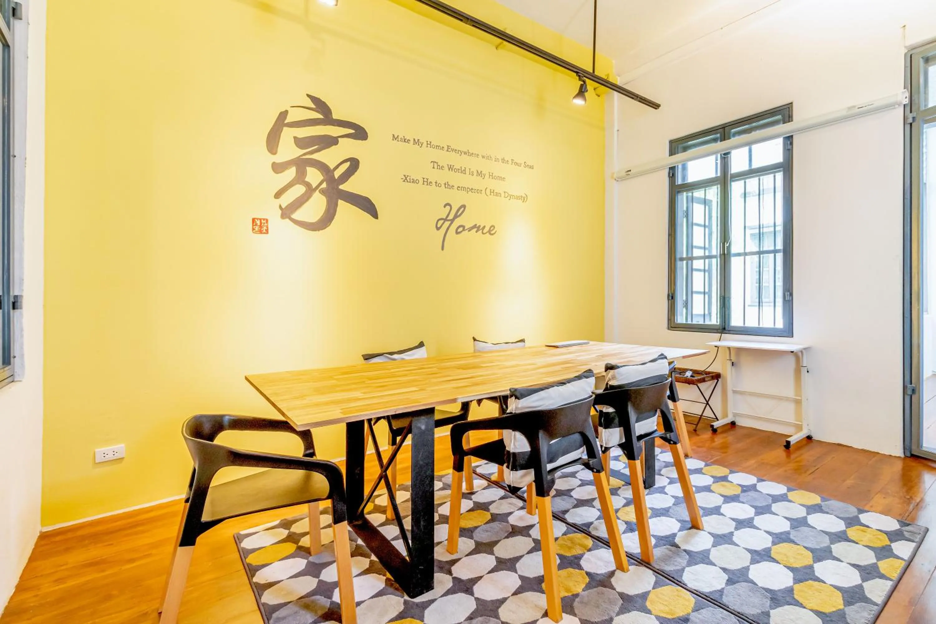 Meeting/conference room in Yu Cafe Hostel