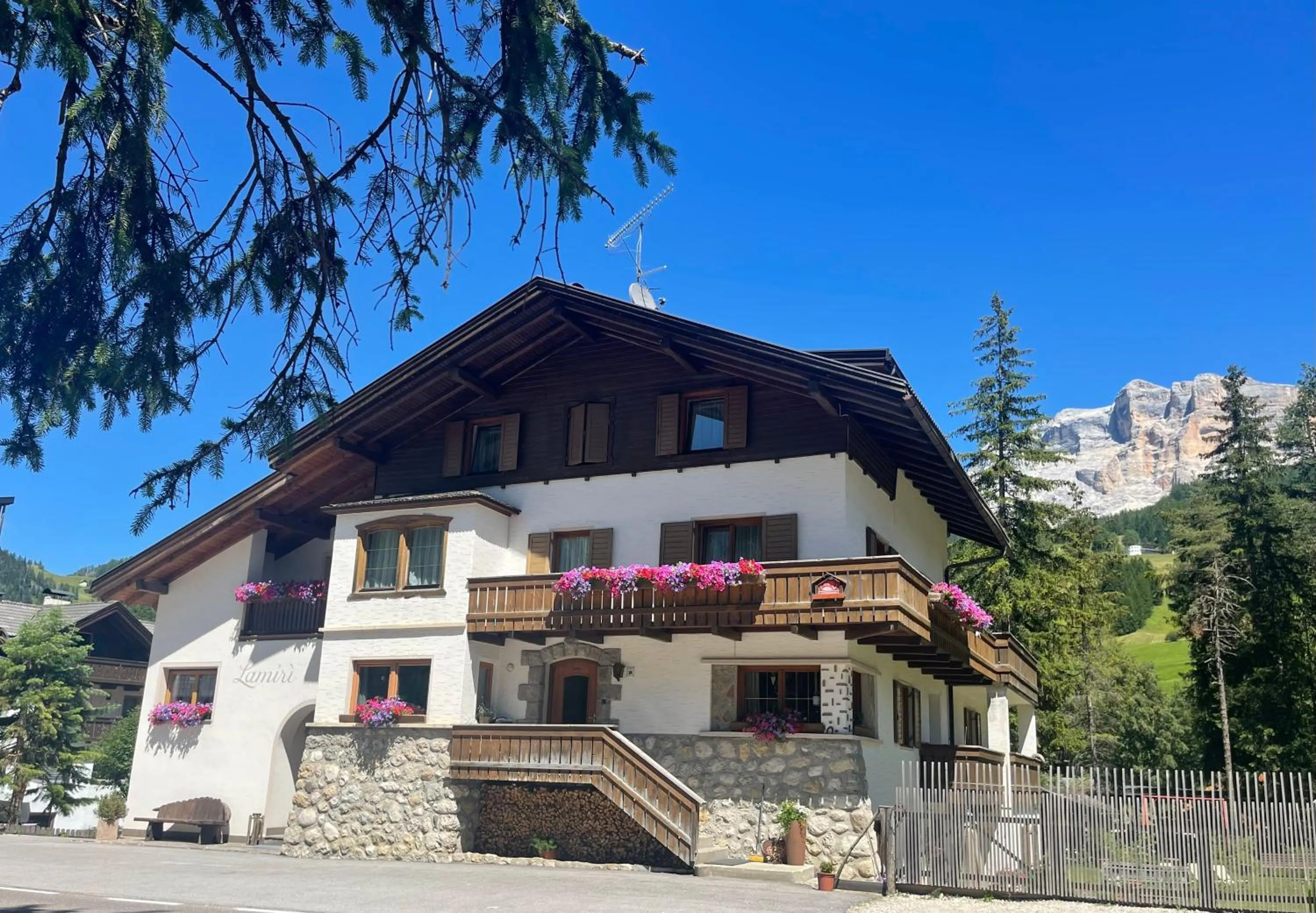 Property building in Lamirì