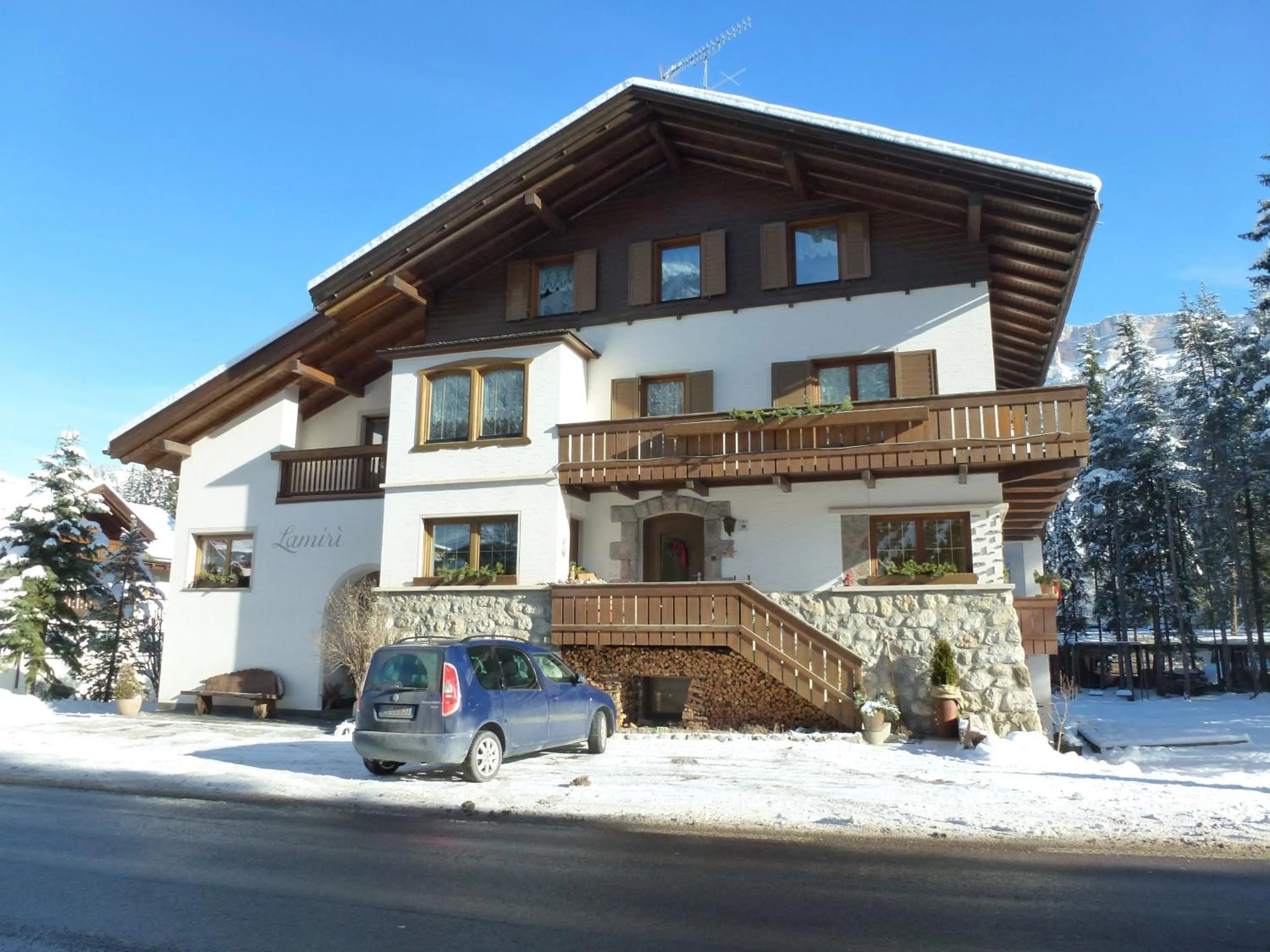 Facade/entrance in Lamirì