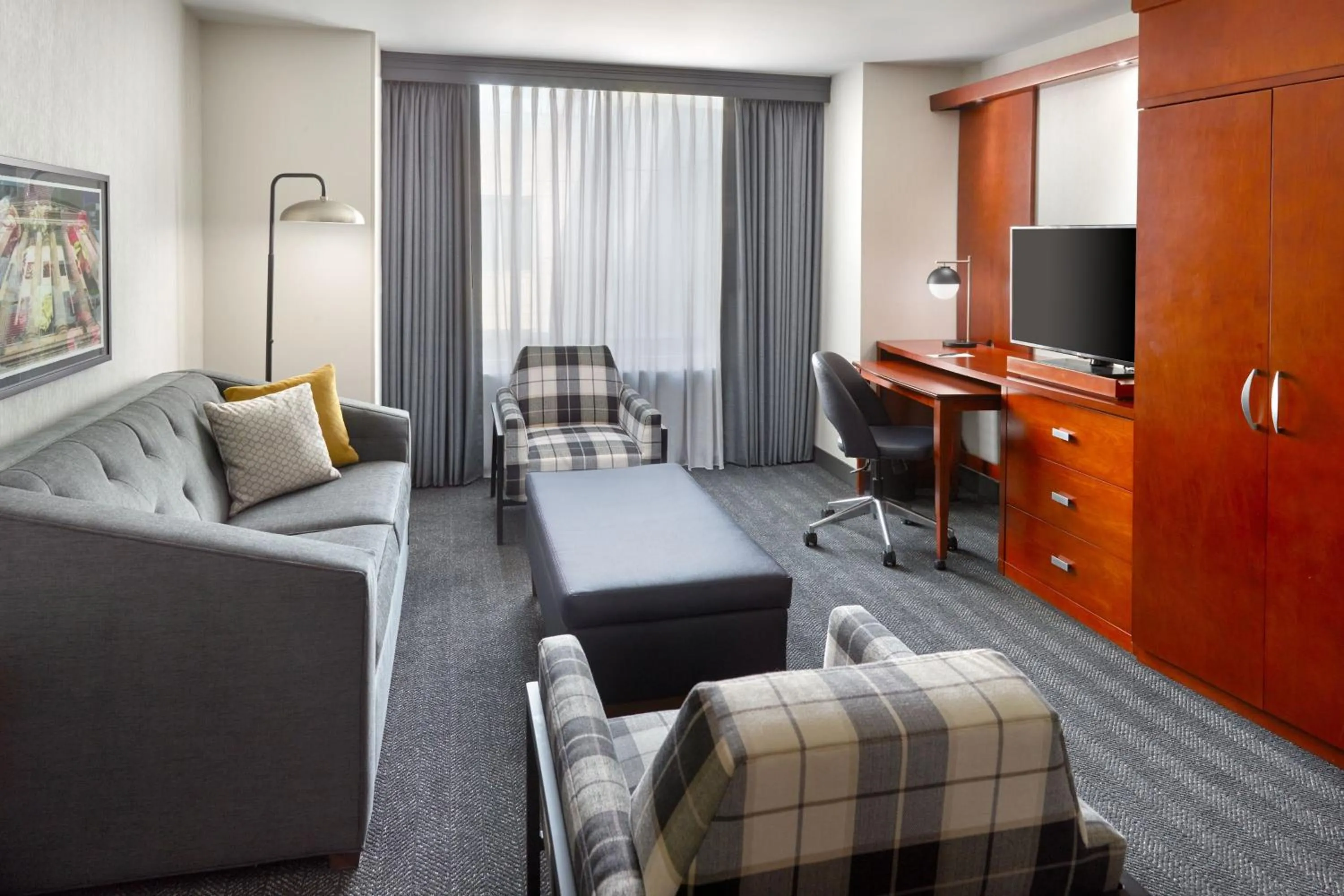 Living room in Courtyard by Marriott Washington, D.C./Foggy Bottom