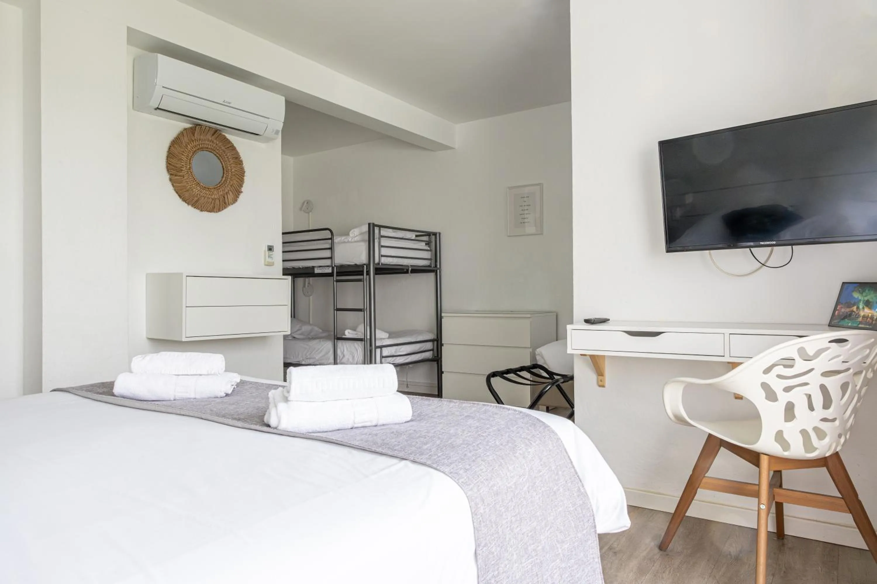 View (from property/room), Bed in Hotel Aquarius