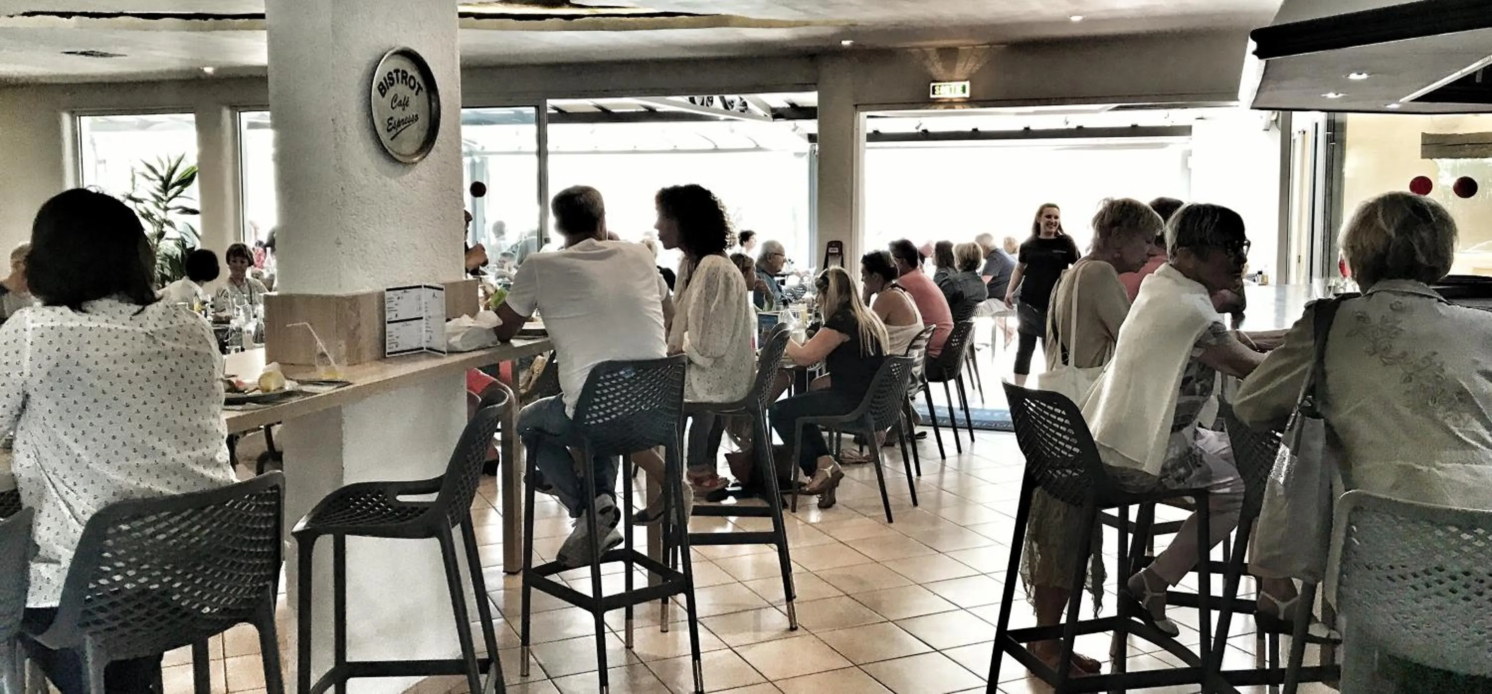 Restaurant/places to eat in Hotel Aquarius