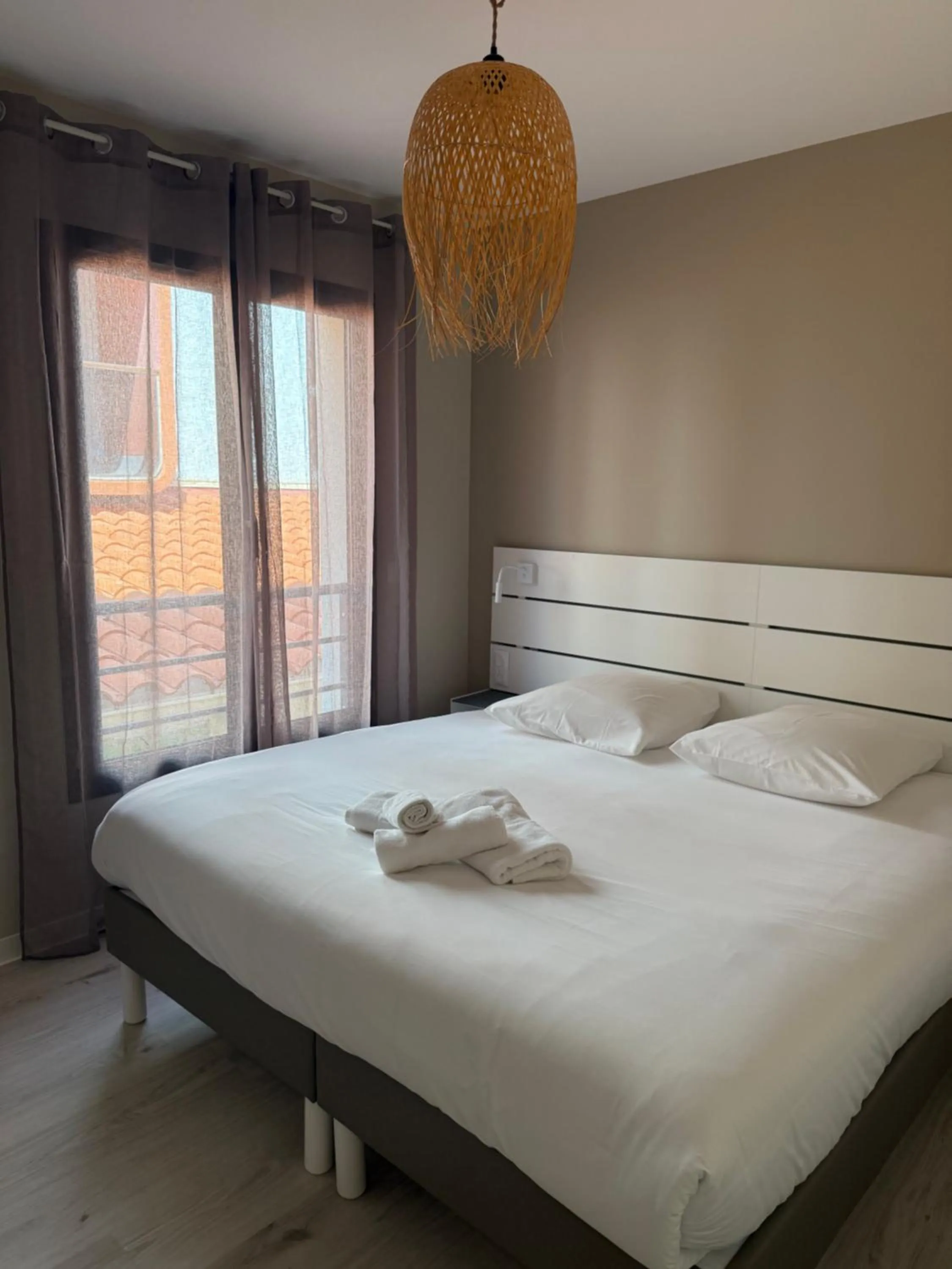 Bathroom, Bed in Hotel Aquarius