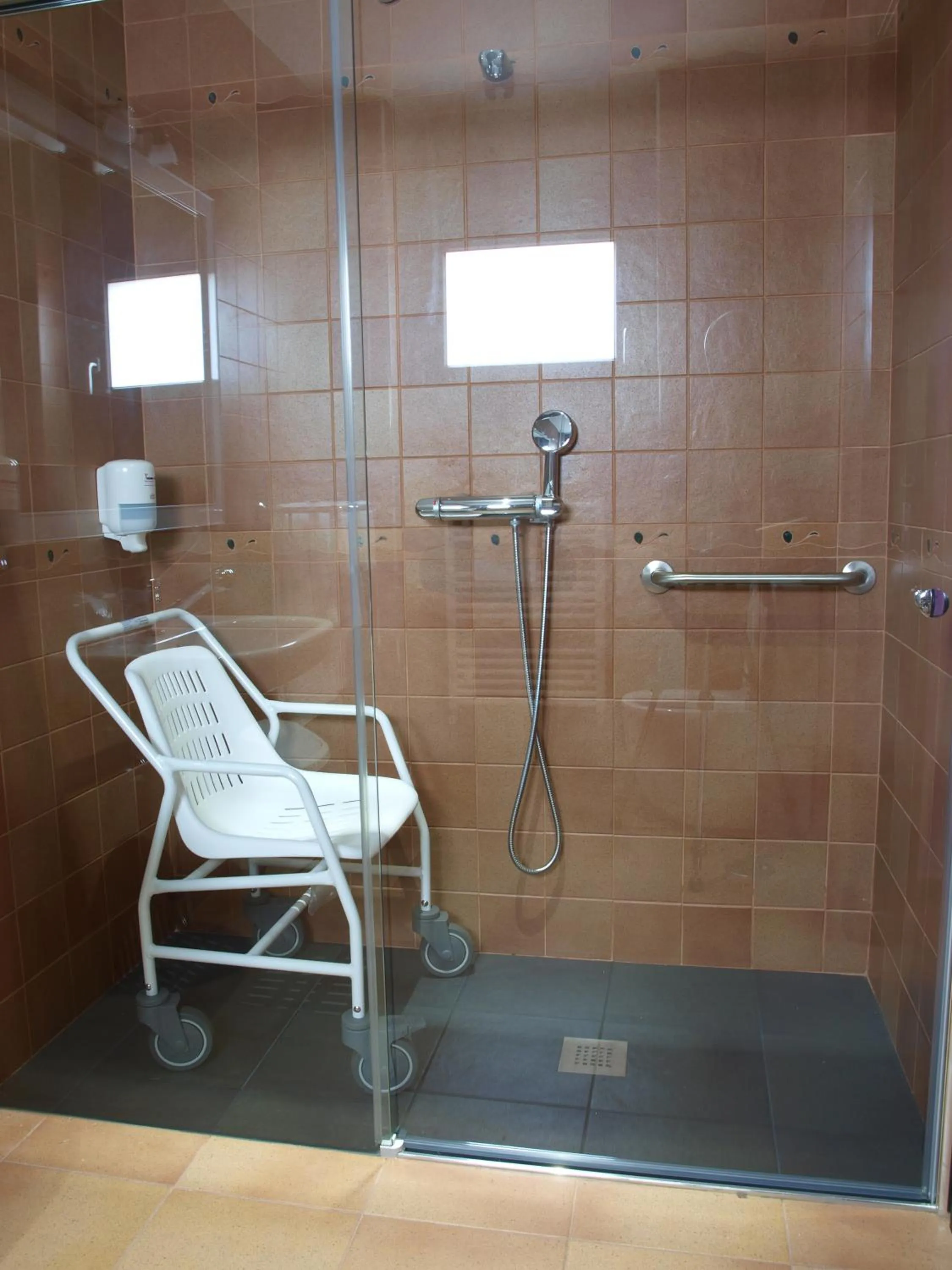 Shower in Hotel Apartamento Marouco
