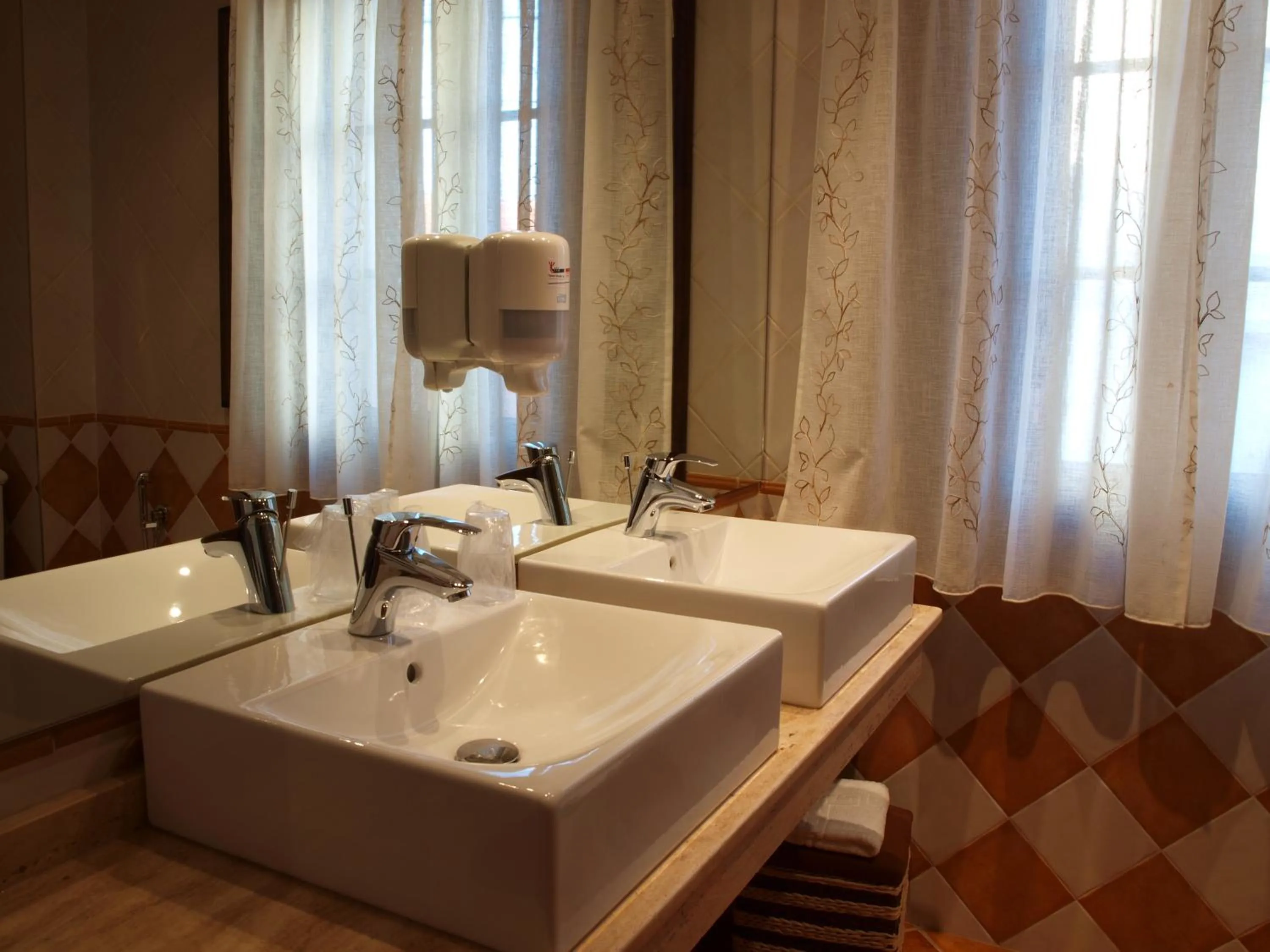 Shower in Hotel Apartamento Marouco