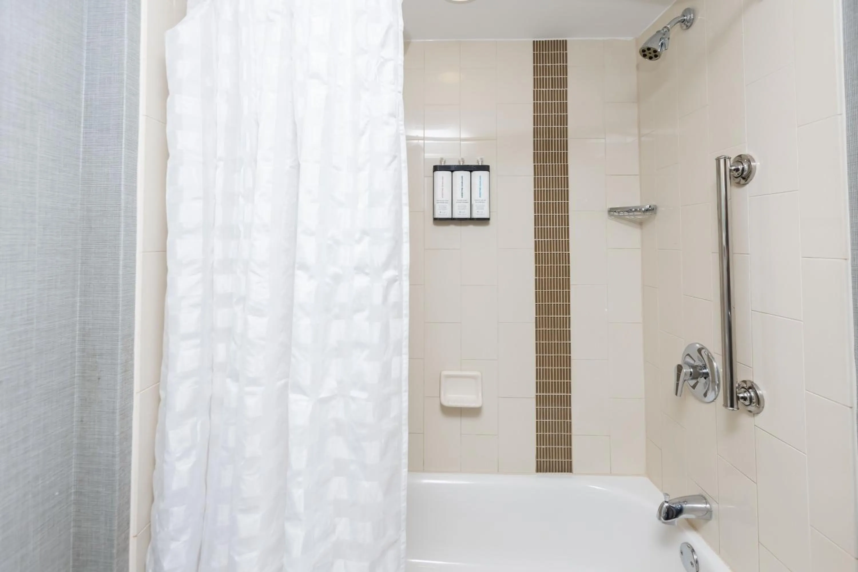 Bath in Hyatt Place Roanoke Airport / Valley View Mall