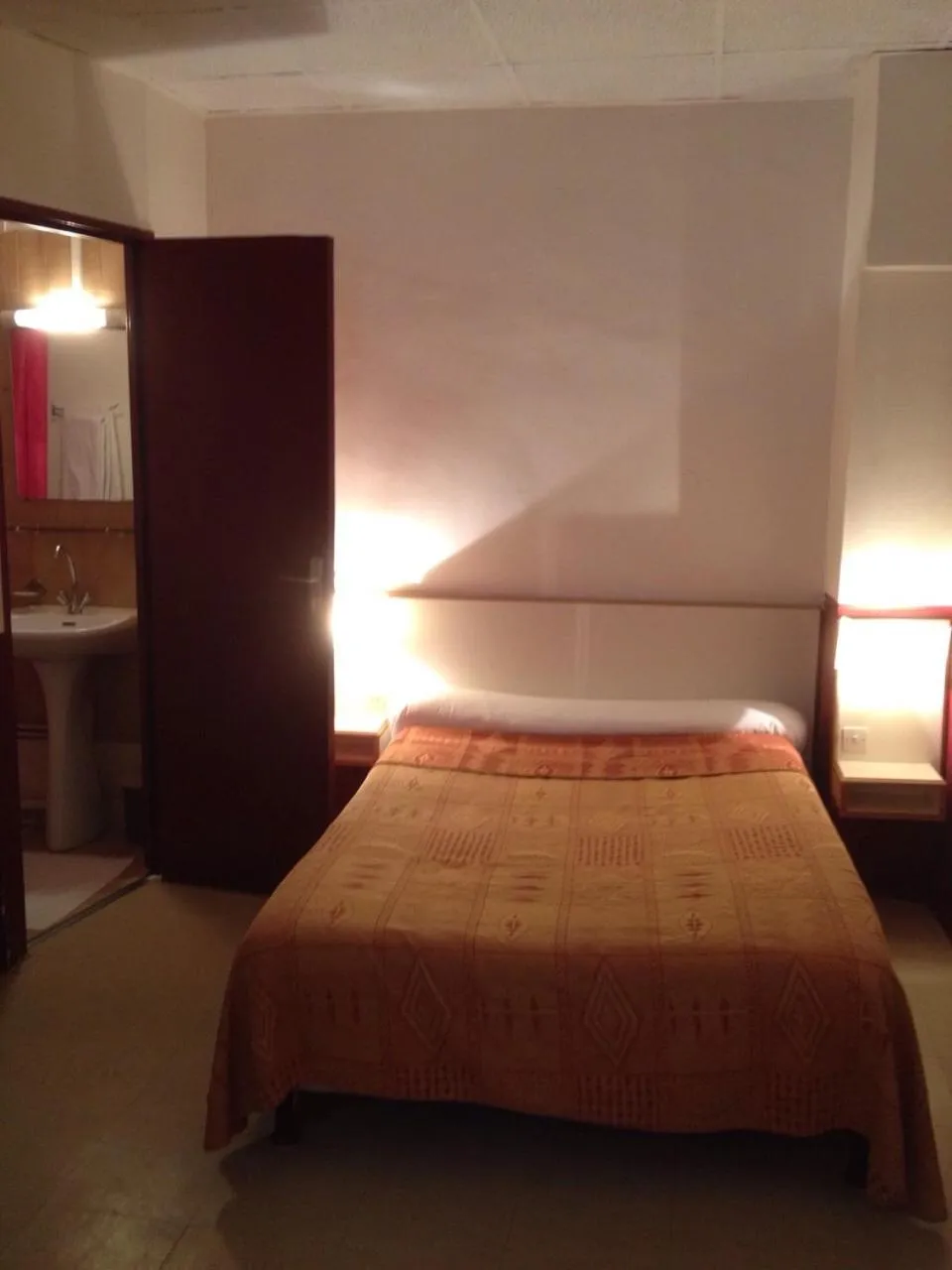 Bedroom, Bed in Hôtel du Pont Neuf